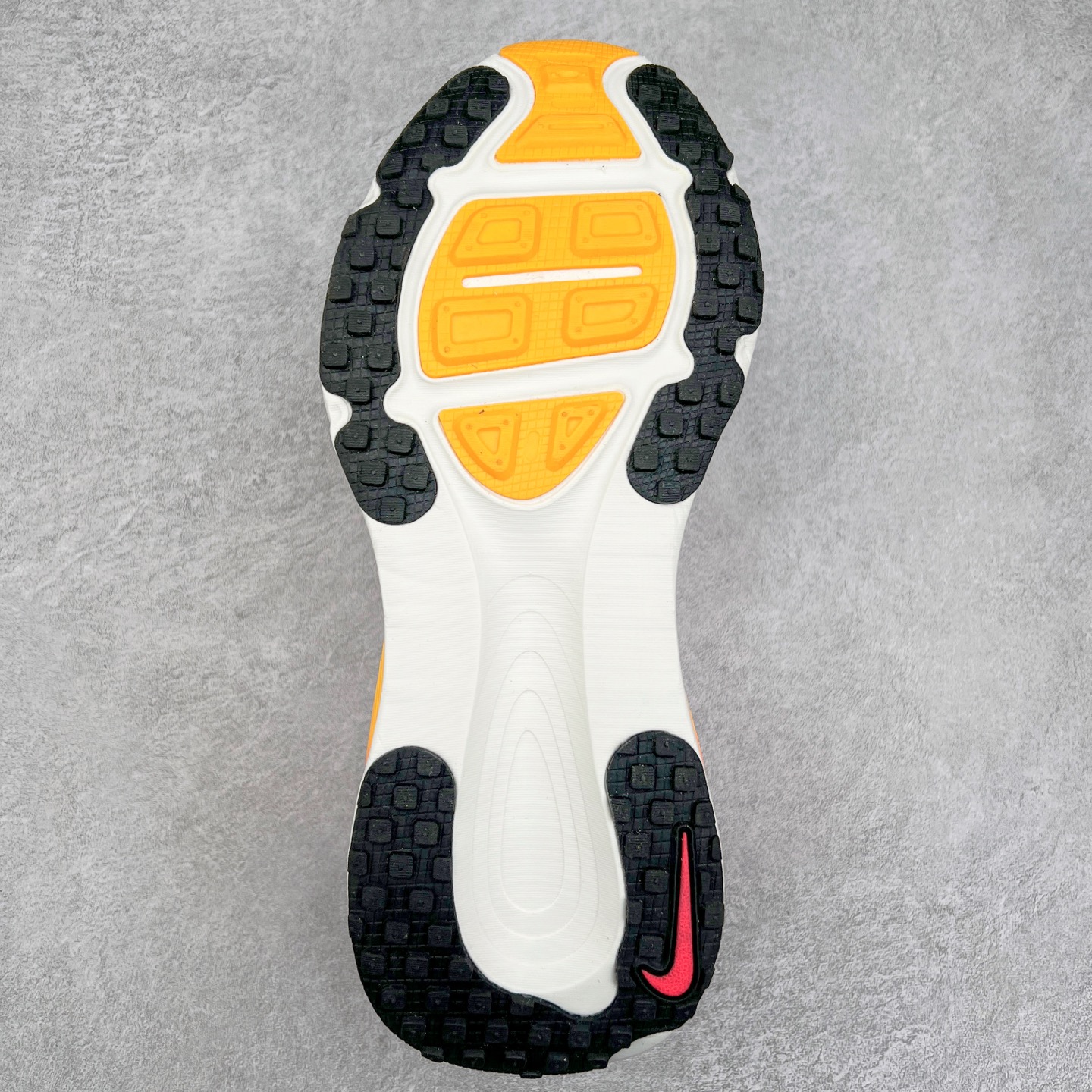 图片[9]-NK Air Zoom Vomero 18 轻便舒适公路跑步鞋 HM6804-100 质感柔软 弹力充沛 助力一路畅跑 乐享不停 厚实泡绵缔造舒适的回弹效果 铸就出色跑步表现 该鞋款轻盈透气 带你步入舒适新境界 疾速刺激感和非凡舒适脚感交织 定能让跑者在迈步间找到渴望已久的跑步乐趣 自如掌控跑步节奏、配速和里程 足底缓震配置赋予双足柔软舒适感受 助你一路畅跑 缓震设计 在双足触地时有助提供舒适脚感 搭载性能出众的 ZoomX 和 Cushlon 泡绵 营造柔软舒适脚感 助你稳稳迈步 基于跑者反馈 简化中底设计 带来出色舒适感 尺码：36 36.5 37.5 38 38.5 39 40 40.5 41 42 42.5 43 44 44.5 45 46-选品中心