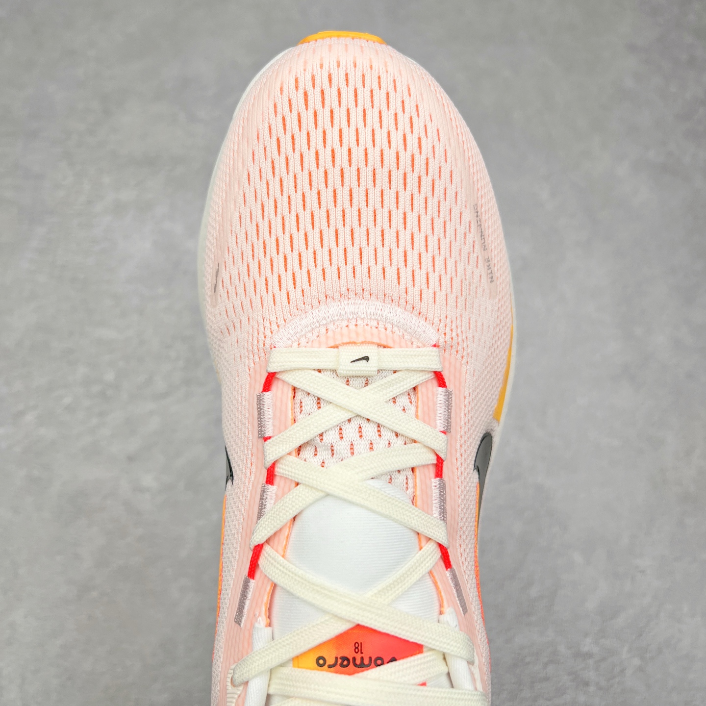 图片[4]-NK Air Zoom Vomero 18 轻便舒适公路跑步鞋 HM6804-100 质感柔软 弹力充沛 助力一路畅跑 乐享不停 厚实泡绵缔造舒适的回弹效果 铸就出色跑步表现 该鞋款轻盈透气 带你步入舒适新境界 疾速刺激感和非凡舒适脚感交织 定能让跑者在迈步间找到渴望已久的跑步乐趣 自如掌控跑步节奏、配速和里程 足底缓震配置赋予双足柔软舒适感受 助你一路畅跑 缓震设计 在双足触地时有助提供舒适脚感 搭载性能出众的 ZoomX 和 Cushlon 泡绵 营造柔软舒适脚感 助你稳稳迈步 基于跑者反馈 简化中底设计 带来出色舒适感 尺码：36 36.5 37.5 38 38.5 39 40 40.5 41 42 42.5 43 44 44.5 45 46-选品中心