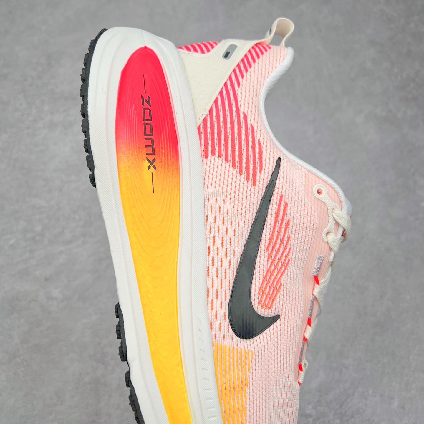 图片[6]-NK Air Zoom Vomero 18 轻便舒适公路跑步鞋 HM6804-100 质感柔软 弹力充沛 助力一路畅跑 乐享不停 厚实泡绵缔造舒适的回弹效果 铸就出色跑步表现 该鞋款轻盈透气 带你步入舒适新境界 疾速刺激感和非凡舒适脚感交织 定能让跑者在迈步间找到渴望已久的跑步乐趣 自如掌控跑步节奏、配速和里程 足底缓震配置赋予双足柔软舒适感受 助你一路畅跑 缓震设计 在双足触地时有助提供舒适脚感 搭载性能出众的 ZoomX 和 Cushlon 泡绵 营造柔软舒适脚感 助你稳稳迈步 基于跑者反馈 简化中底设计 带来出色舒适感 尺码：36 36.5 37.5 38 38.5 39 40 40.5 41 42 42.5 43 44 44.5 45 46-选品中心