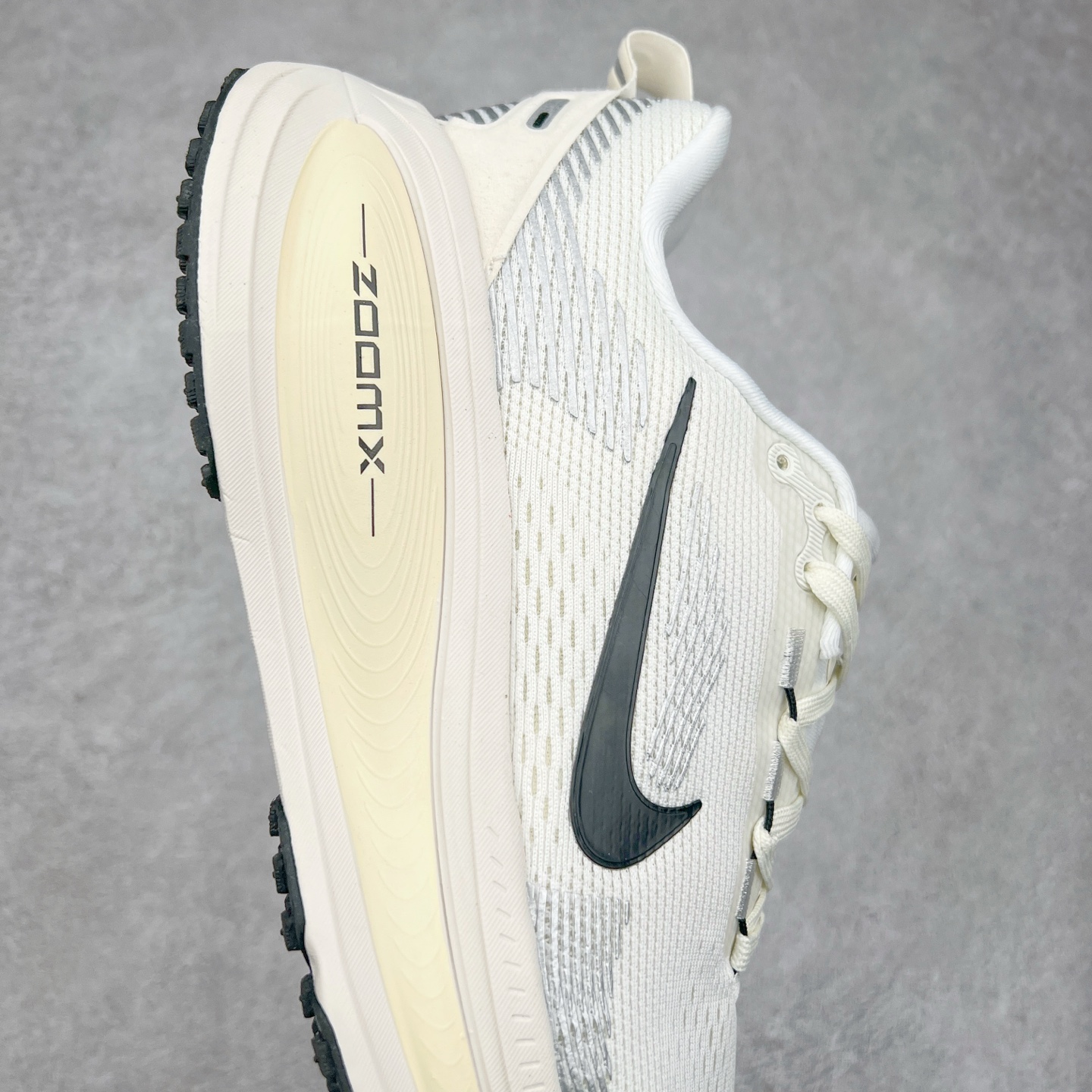 图片[6]-NK Air Zoom Vomero 18 轻便舒适公路跑步鞋 HM6803-101 质感柔软 弹力充沛 助力一路畅跑 乐享不停 厚实泡绵缔造舒适的回弹效果 铸就出色跑步表现 该鞋款轻盈透气 带你步入舒适新境界 疾速刺激感和非凡舒适脚感交织 定能让跑者在迈步间找到渴望已久的跑步乐趣 自如掌控跑步节奏、配速和里程 足底缓震配置赋予双足柔软舒适感受 助你一路畅跑 缓震设计 在双足触地时有助提供舒适脚感 搭载性能出众的 ZoomX 和 Cushlon 泡绵 营造柔软舒适脚感 助你稳稳迈步 基于跑者反馈 简化中底设计 带来出色舒适感 尺码：36 36.5 37.5 38 38.5 39 40 40.5 41 42 42.5 43 44 44.5 45 46-选品中心