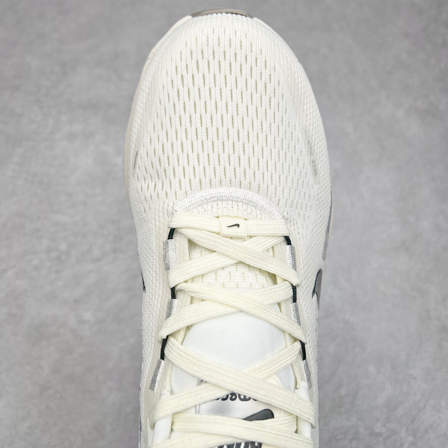 图片[4]-NK Air Zoom Vomero 18 轻便舒适公路跑步鞋 HM6803-101 质感柔软 弹力充沛 助力一路畅跑 乐享不停 厚实泡绵缔造舒适的回弹效果 铸就出色跑步表现 该鞋款轻盈透气 带你步入舒适新境界 疾速刺激感和非凡舒适脚感交织 定能让跑者在迈步间找到渴望已久的跑步乐趣 自如掌控跑步节奏、配速和里程 足底缓震配置赋予双足柔软舒适感受 助你一路畅跑 缓震设计 在双足触地时有助提供舒适脚感 搭载性能出众的 ZoomX 和 Cushlon 泡绵 营造柔软舒适脚感 助你稳稳迈步 基于跑者反馈 简化中底设计 带来出色舒适感 尺码：36 36.5 37.5 38 38.5 39 40 40.5 41 42 42.5 43 44 44.5 45 46-选品中心