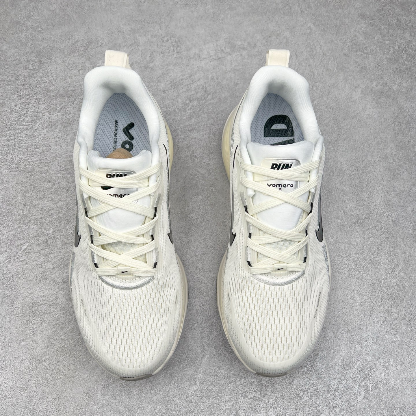 图片[2]-NK Air Zoom Vomero 18 轻便舒适公路跑步鞋 HM6803-101 质感柔软 弹力充沛 助力一路畅跑 乐享不停 厚实泡绵缔造舒适的回弹效果 铸就出色跑步表现 该鞋款轻盈透气 带你步入舒适新境界 疾速刺激感和非凡舒适脚感交织 定能让跑者在迈步间找到渴望已久的跑步乐趣 自如掌控跑步节奏、配速和里程 足底缓震配置赋予双足柔软舒适感受 助你一路畅跑 缓震设计 在双足触地时有助提供舒适脚感 搭载性能出众的 ZoomX 和 Cushlon 泡绵 营造柔软舒适脚感 助你稳稳迈步 基于跑者反馈 简化中底设计 带来出色舒适感 尺码：36 36.5 37.5 38 38.5 39 40 40.5 41 42 42.5 43 44 44.5 45 46-选品中心