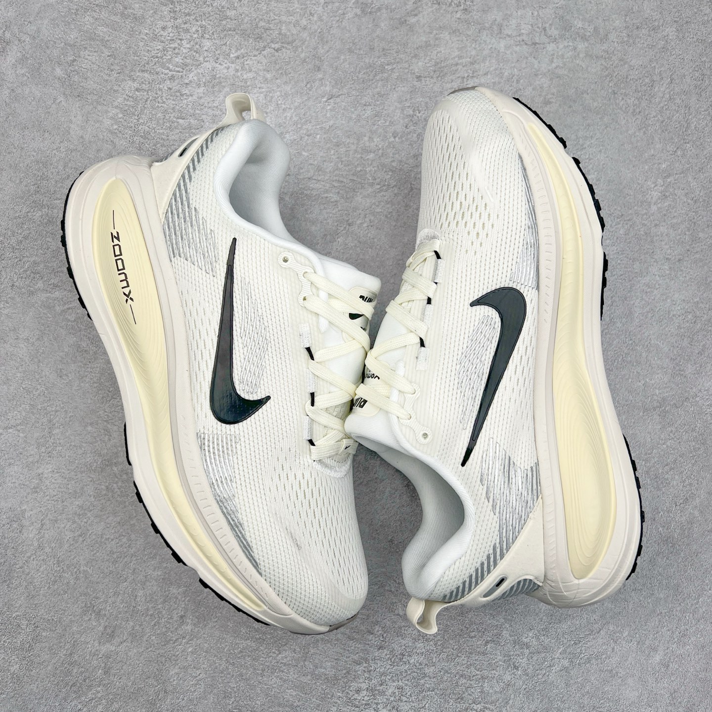 图片[3]-NK Air Zoom Vomero 18 轻便舒适公路跑步鞋 HM6803-101 质感柔软 弹力充沛 助力一路畅跑 乐享不停 厚实泡绵缔造舒适的回弹效果 铸就出色跑步表现 该鞋款轻盈透气 带你步入舒适新境界 疾速刺激感和非凡舒适脚感交织 定能让跑者在迈步间找到渴望已久的跑步乐趣 自如掌控跑步节奏、配速和里程 足底缓震配置赋予双足柔软舒适感受 助你一路畅跑 缓震设计 在双足触地时有助提供舒适脚感 搭载性能出众的 ZoomX 和 Cushlon 泡绵 营造柔软舒适脚感 助你稳稳迈步 基于跑者反馈 简化中底设计 带来出色舒适感 尺码：36 36.5 37.5 38 38.5 39 40 40.5 41 42 42.5 43 44 44.5 45 46-选品中心