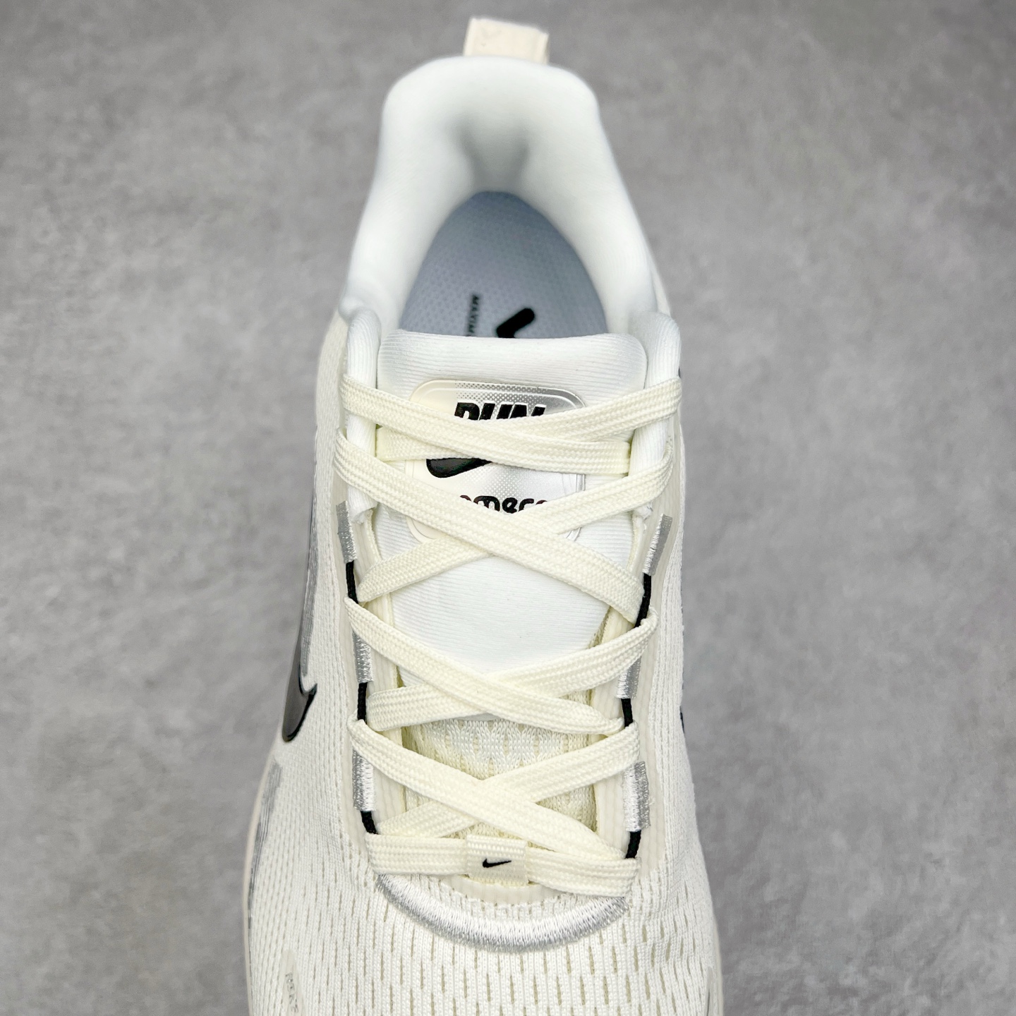 图片[5]-NK Air Zoom Vomero 18 轻便舒适公路跑步鞋 HM6803-101 质感柔软 弹力充沛 助力一路畅跑 乐享不停 厚实泡绵缔造舒适的回弹效果 铸就出色跑步表现 该鞋款轻盈透气 带你步入舒适新境界 疾速刺激感和非凡舒适脚感交织 定能让跑者在迈步间找到渴望已久的跑步乐趣 自如掌控跑步节奏、配速和里程 足底缓震配置赋予双足柔软舒适感受 助你一路畅跑 缓震设计 在双足触地时有助提供舒适脚感 搭载性能出众的 ZoomX 和 Cushlon 泡绵 营造柔软舒适脚感 助你稳稳迈步 基于跑者反馈 简化中底设计 带来出色舒适感 尺码：36 36.5 37.5 38 38.5 39 40 40.5 41 42 42.5 43 44 44.5 45 46-选品中心