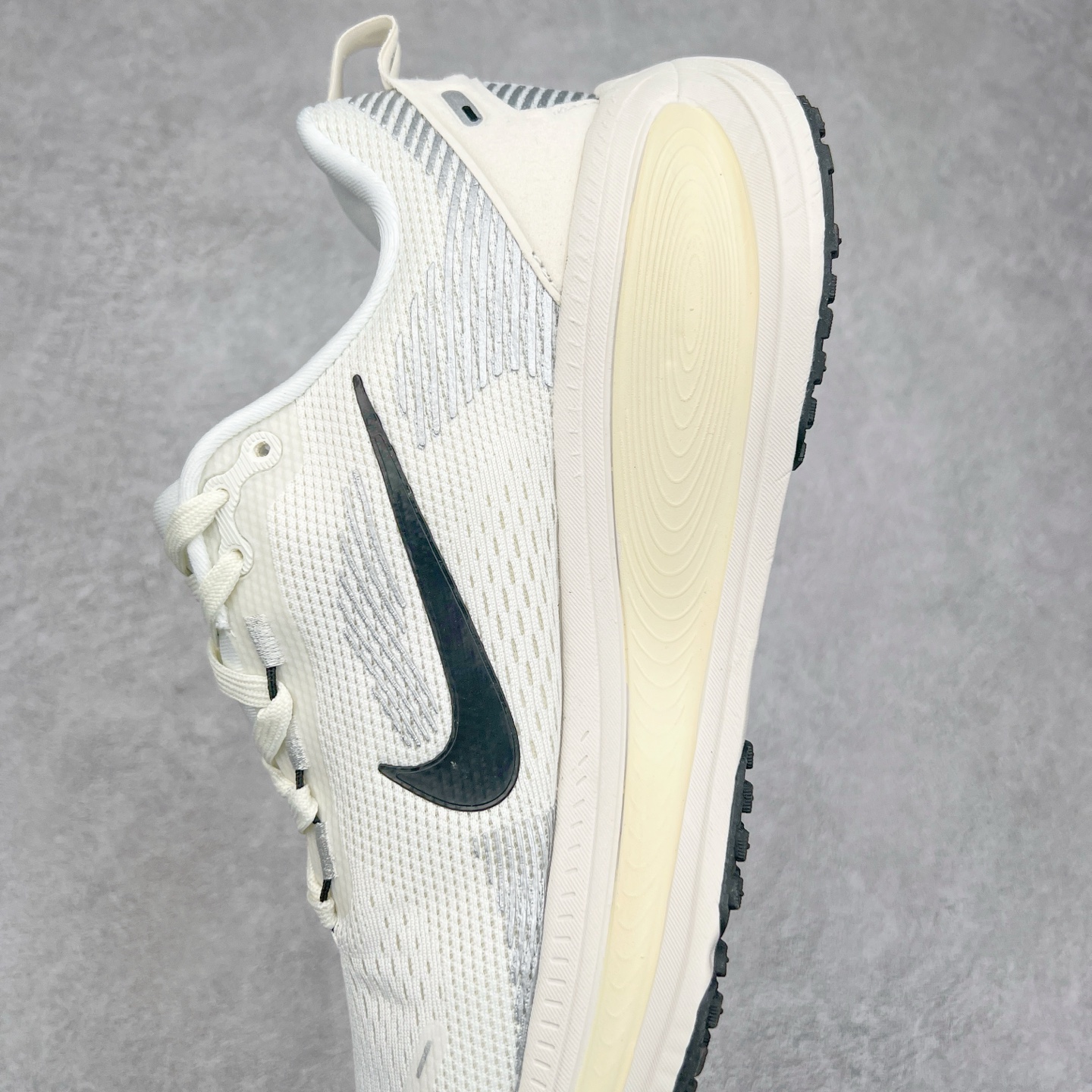 图片[7]-NK Air Zoom Vomero 18 轻便舒适公路跑步鞋 HM6803-101 质感柔软 弹力充沛 助力一路畅跑 乐享不停 厚实泡绵缔造舒适的回弹效果 铸就出色跑步表现 该鞋款轻盈透气 带你步入舒适新境界 疾速刺激感和非凡舒适脚感交织 定能让跑者在迈步间找到渴望已久的跑步乐趣 自如掌控跑步节奏、配速和里程 足底缓震配置赋予双足柔软舒适感受 助你一路畅跑 缓震设计 在双足触地时有助提供舒适脚感 搭载性能出众的 ZoomX 和 Cushlon 泡绵 营造柔软舒适脚感 助你稳稳迈步 基于跑者反馈 简化中底设计 带来出色舒适感 尺码：36 36.5 37.5 38 38.5 39 40 40.5 41 42 42.5 43 44 44.5 45 46-选品中心