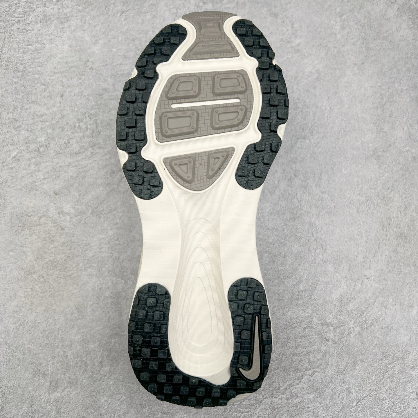 图片[9]-NK Air Zoom Vomero 18 轻便舒适公路跑步鞋 HM6803-101 质感柔软 弹力充沛 助力一路畅跑 乐享不停 厚实泡绵缔造舒适的回弹效果 铸就出色跑步表现 该鞋款轻盈透气 带你步入舒适新境界 疾速刺激感和非凡舒适脚感交织 定能让跑者在迈步间找到渴望已久的跑步乐趣 自如掌控跑步节奏、配速和里程 足底缓震配置赋予双足柔软舒适感受 助你一路畅跑 缓震设计 在双足触地时有助提供舒适脚感 搭载性能出众的 ZoomX 和 Cushlon 泡绵 营造柔软舒适脚感 助你稳稳迈步 基于跑者反馈 简化中底设计 带来出色舒适感 尺码：36 36.5 37.5 38 38.5 39 40 40.5 41 42 42.5 43 44 44.5 45 46-选品中心