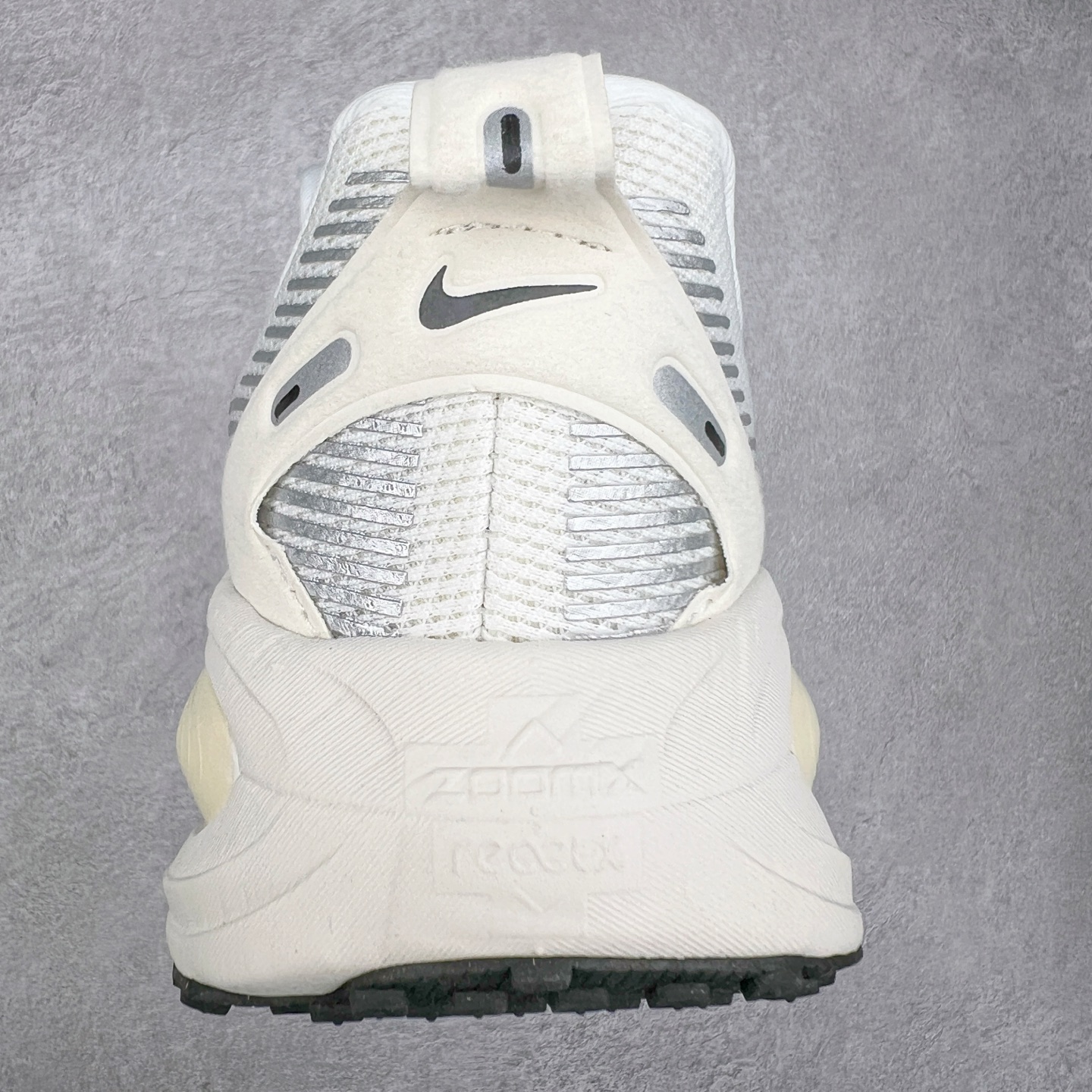 图片[8]-NK Air Zoom Vomero 18 轻便舒适公路跑步鞋 HM6803-101 质感柔软 弹力充沛 助力一路畅跑 乐享不停 厚实泡绵缔造舒适的回弹效果 铸就出色跑步表现 该鞋款轻盈透气 带你步入舒适新境界 疾速刺激感和非凡舒适脚感交织 定能让跑者在迈步间找到渴望已久的跑步乐趣 自如掌控跑步节奏、配速和里程 足底缓震配置赋予双足柔软舒适感受 助你一路畅跑 缓震设计 在双足触地时有助提供舒适脚感 搭载性能出众的 ZoomX 和 Cushlon 泡绵 营造柔软舒适脚感 助你稳稳迈步 基于跑者反馈 简化中底设计 带来出色舒适感 尺码：36 36.5 37.5 38 38.5 39 40 40.5 41 42 42.5 43 44 44.5 45 46-选品中心