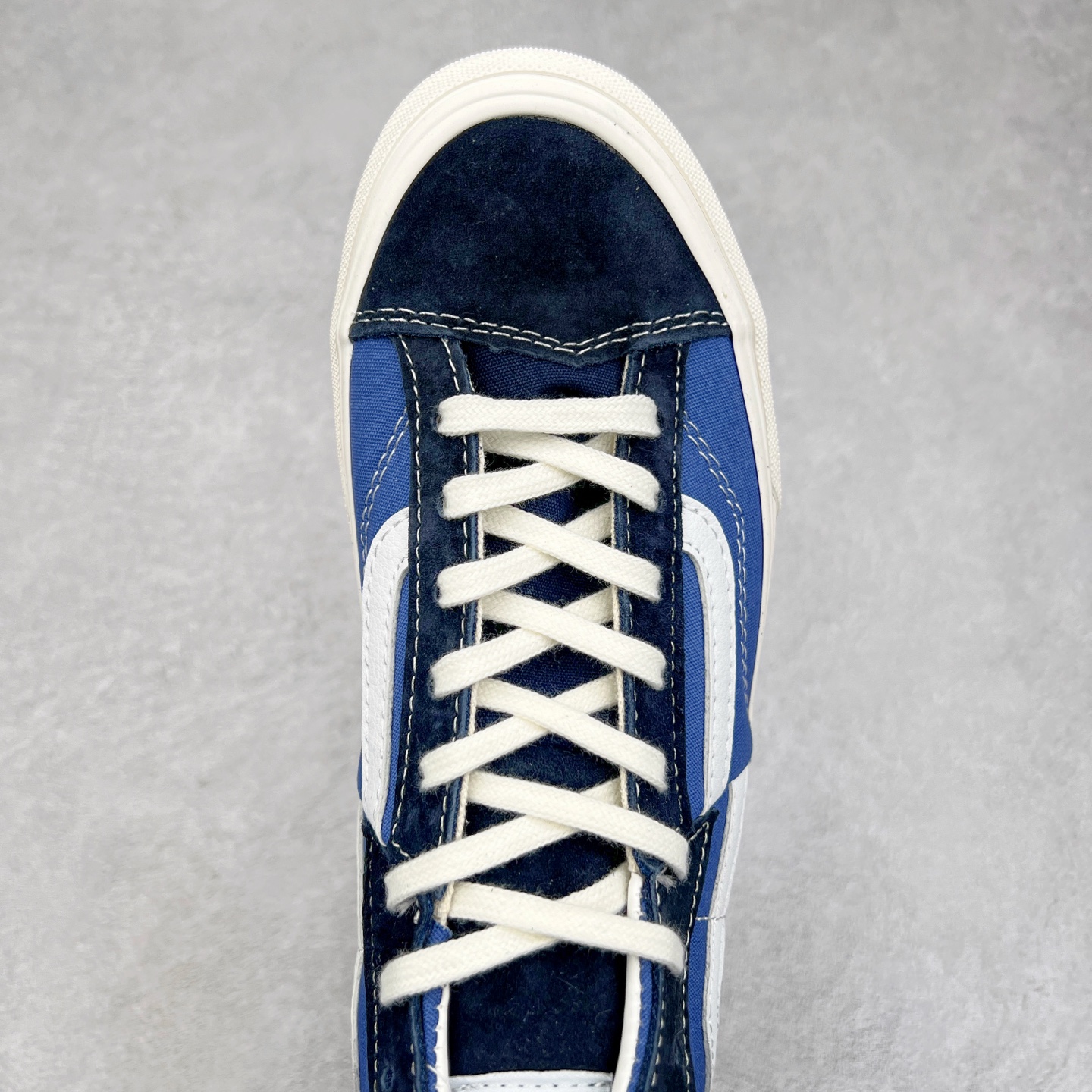 图片[4]-Vans Clash The Wall 经典解构高帮 致敬街头文化，挑战传统规则 此次全新系列融合Authentic、Old Skool、Sk8-Hi、Mid Skool 四款鞋型，以中心基点分成四等分，再通过工艺将其重新组装，凸显解构风。 货号：VN000CNKBA2 黑白 货号：VN000CNKSN0 海军蓝 尺码：35 36 36.5 37 38 38.5 39 40 40.5 41 42 42.5 43 44-选品中心