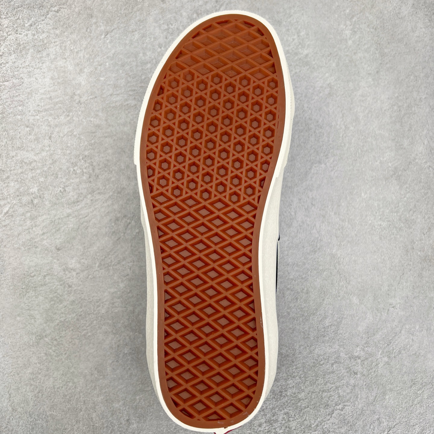 图片[9]-Vans Clash The Wall 经典解构高帮 致敬街头文化，挑战传统规则 此次全新系列融合Authentic、Old Skool、Sk8-Hi、Mid Skool 四款鞋型，以中心基点分成四等分，再通过工艺将其重新组装，凸显解构风。 货号：VN000CNKBA2 黑白 货号：VN000CNKSN0 海军蓝 尺码：35 36 36.5 37 38 38.5 39 40 40.5 41 42 42.5 43 44-选品中心