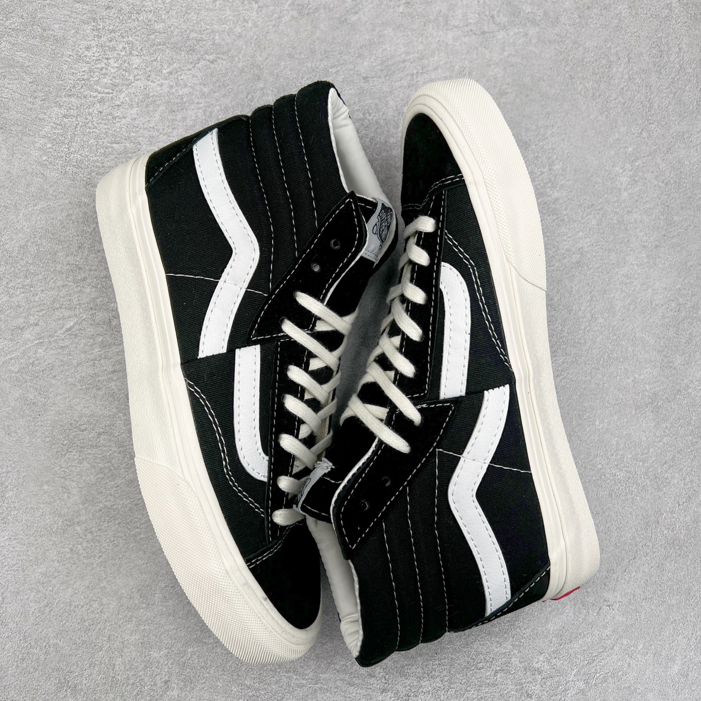 图片[3]-Vans Clash The Wall 经典解构高帮 致敬街头文化，挑战传统规则 此次全新系列融合Authentic、Old Skool、Sk8-Hi、Mid Skool 四款鞋型，以中心基点分成四等分，再通过工艺将其重新组装，凸显解构风。 货号：VN000CNKBA2 黑白 货号：VN000CNKSN0 海军蓝 尺码：35 36 36.5 37 38 38.5 39 40 40.5 41 42 42.5 43 44-选品中心