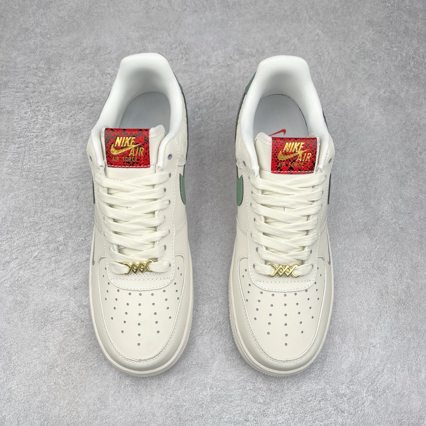 图片[2]-＃特价福利 NK Air Force 1´07 Low 空军一号百搭休闲运动板鞋 柔软、弹性十足的缓震性能和出色的中底设计 横跨复古与现代的外型结合 造就出风靡全球三十多年的Force 1 直到今天还深受青睐 尺码：35.5 36 36.5 37.5 38 38.5 39 40 40.5 41 42 42.5 43 44 44.5 45-选品中心