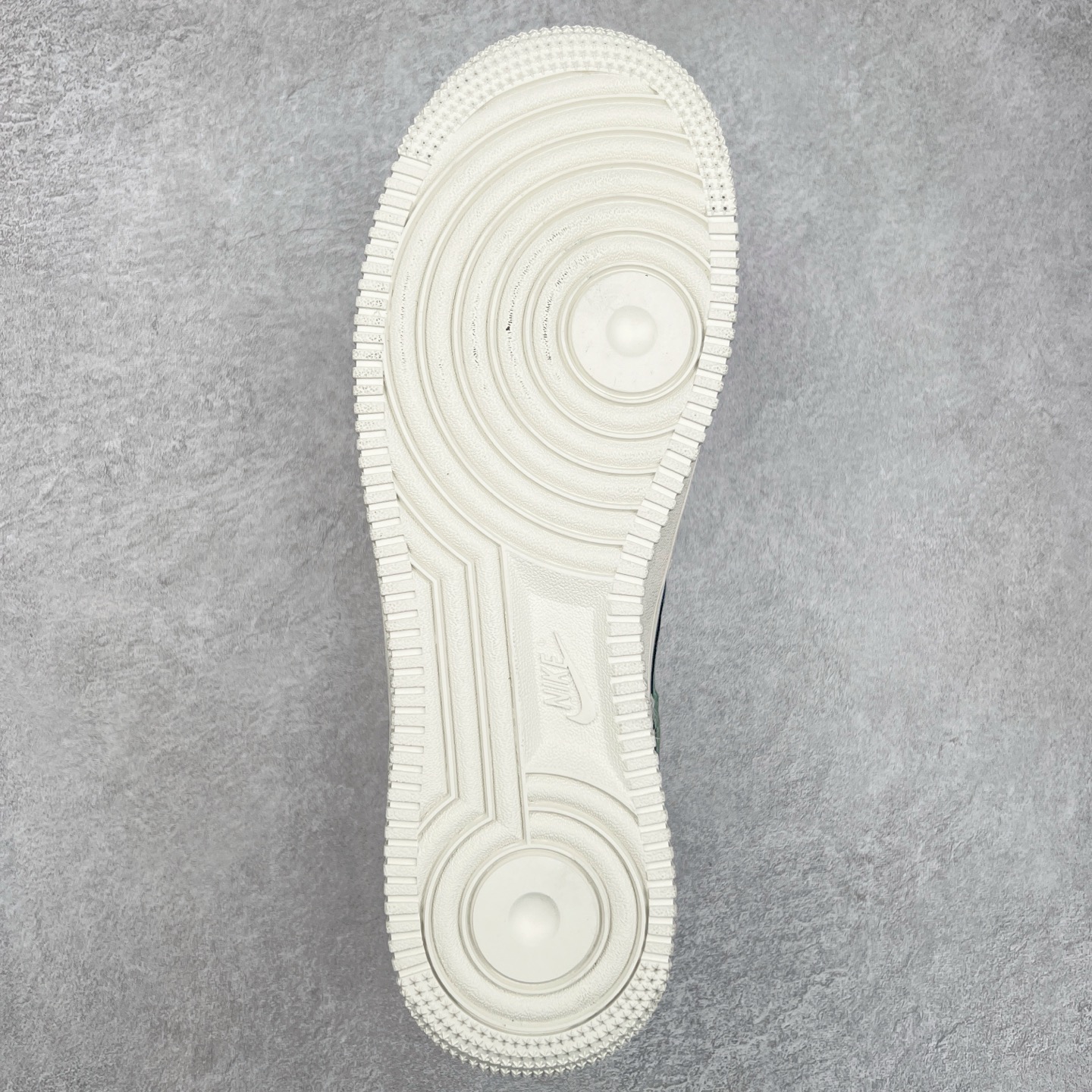 图片[9]-＃特价福利 NK Air Force 1´07 Low 空军一号百搭休闲运动板鞋 柔软、弹性十足的缓震性能和出色的中底设计 横跨复古与现代的外型结合 造就出风靡全球三十多年的Force 1 直到今天还深受青睐 尺码：35.5 36 36.5 37.5 38 38.5 39 40 40.5 41 42 42.5 43 44 44.5 45-选品中心