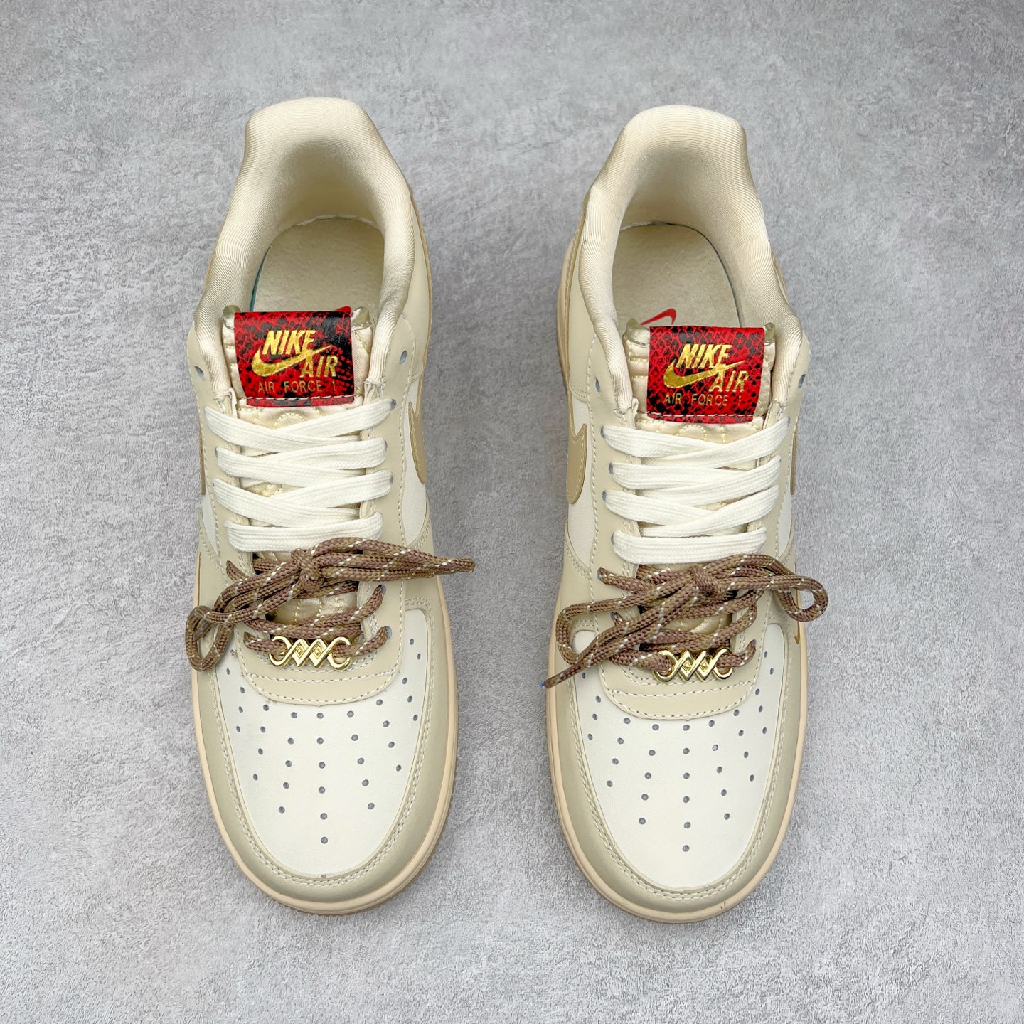 图片[2]-＃特价福利 NK Air Force 1´07 Low 空军一号百搭休闲运动板鞋 柔软、弹性十足的缓震性能和出色的中底设计 横跨复古与现代的外型结合 造就出风靡全球三十多年的Force 1 直到今天还深受青睐 尺码：35.5 36 36.5 37.5 38 38.5 39 40 40.5 41 42 42.5 43 44 44.5 45-选品中心