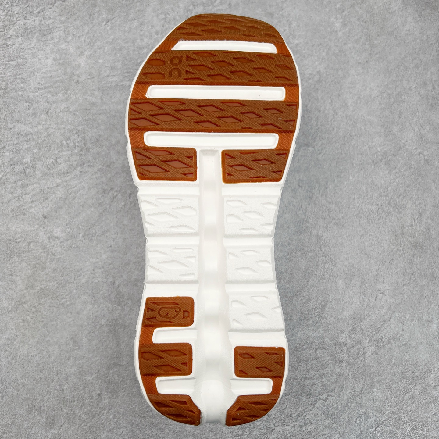 图片[9]-On Cloudmonster 2 昂跑减震生活休闲鞋 此运动品牌 开创于2010年 缓震着陆、强效回弹、轻柔质感的设计构思始终是ON研制关键 与此同时基于“为全球提供革新性的跑步感受”信念 陆续推出了多款跑鞋及其以专业运动人体跑步工程学为设计关键的功能性跑步服饰设备 让跑者不费力气地畅快畅跑 尺码：36 36.5 37.5 38 38.5 39 40 40.5 41 42 42.5 43 44 44.5 45-选品中心