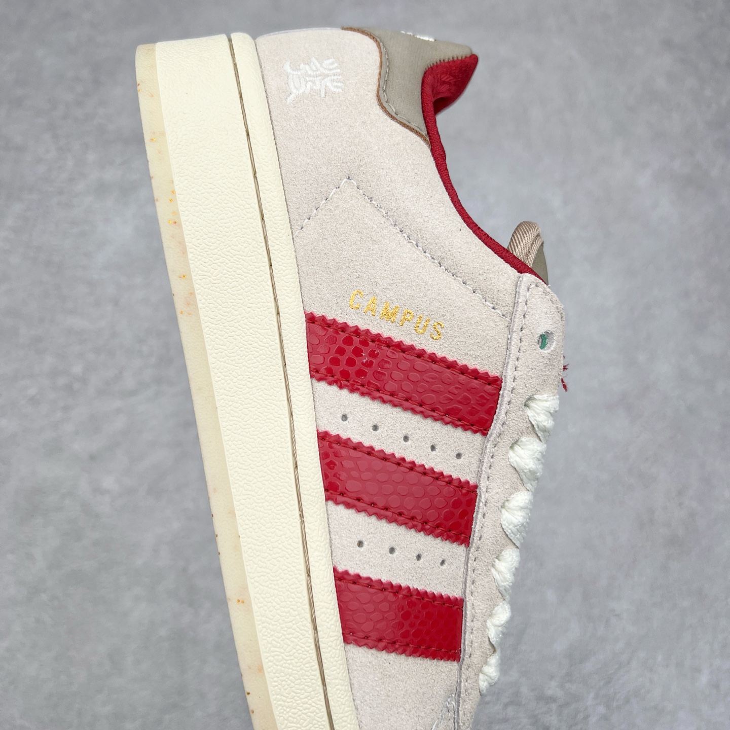 图片[6]-＃C版纯原 AD Originals Campus 00s 学院系列面包风经典复古低帮百搭休闲运动板鞋 JR0093 原鞋开发 正确版型 市面唯一全鞋采用原厂头层SD皮料 正确宽版鞋盒 清洁度完美 诠释最高工艺 这次 Originals 选择了以经典复古鞋型 Campus 为蓝本打造全新面包鞋 这款鞋型联名不断 冠希当年对它更是钟爱有加 论牌面丝毫不输贝壳头、Forum 等大热鞋型 这次 Campus 一改 80 年代的瘦长造型 鞋舌、鞋身、鞋底甚至细节都变大了 营造出千禧年前后流行的面包鞋宽大廓形 因此鞋名改为 Campus 00s 鞋身采用绒面皮料搭配白色常规皮革 质感上还是延续了经典 Campus 的设计 鞋舌填充更加饱满 让鞋款整体看起来更加圆润 搭配上这款浅蓝配色 「蓝胖子」造型真的很可爱 鞋舌还加入了与以往 Campus 不同的全新三叶草 Logo 令造型更具千禧气息 鞋带也采用了加宽的设计 如果你不喜欢 这次还附送了传统鞋带可以替换 鞋底采用了米黄做旧设计 凸显鞋款的复古年代感 除了清新可人的浅蓝配色 还有一款酷灰配色 造型更加硬朗复古 而且相比浅蓝配色更加耐脏 尺码：36 36⅔ 37⅓ 38 38⅔ 39⅓ 40 40⅔ 41⅓ 42 42⅔ 43⅓ 44 44 ⅓ 45-选品中心