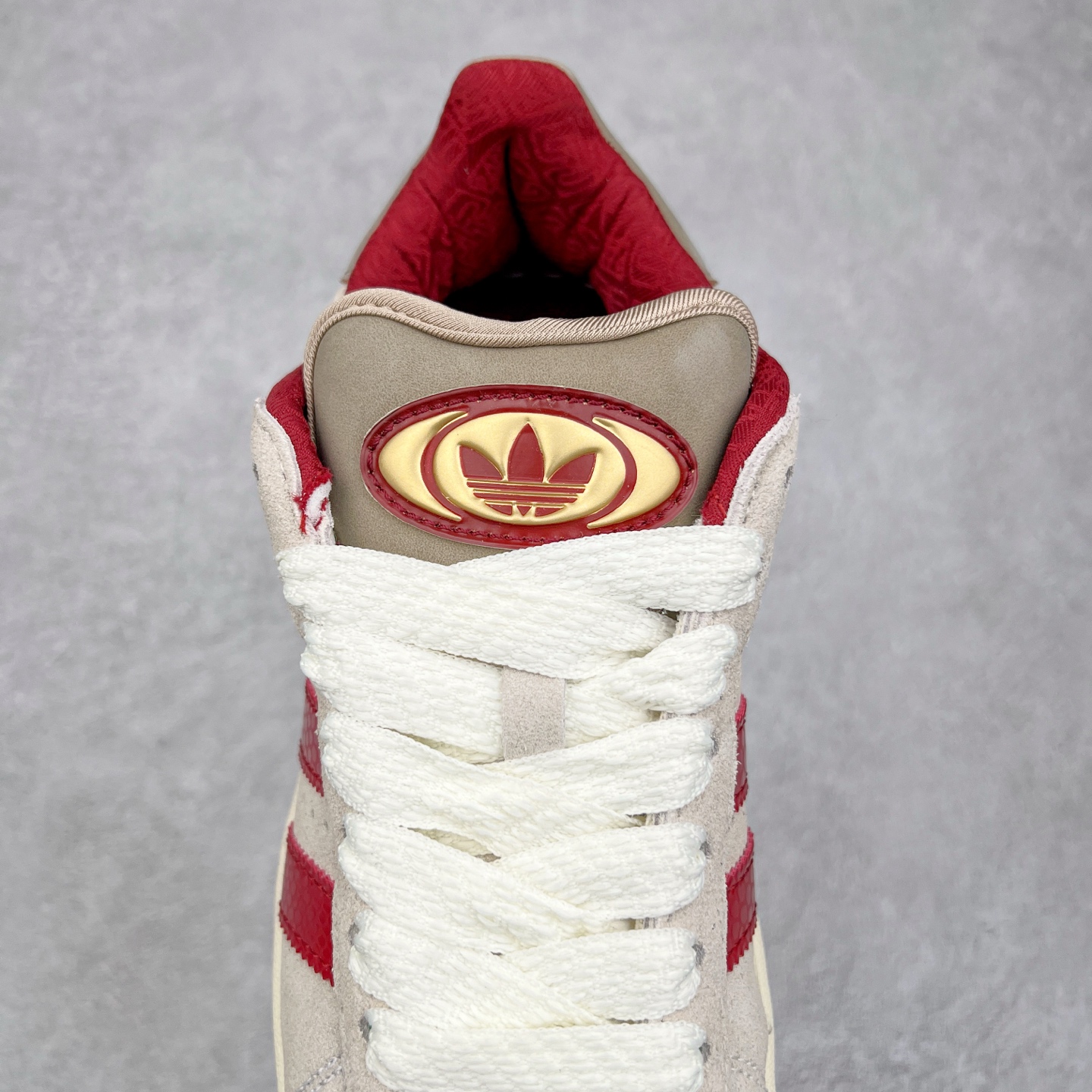 图片[5]-＃C版纯原 AD Originals Campus 00s 学院系列面包风经典复古低帮百搭休闲运动板鞋 JR0093 原鞋开发 正确版型 市面唯一全鞋采用原厂头层SD皮料 正确宽版鞋盒 清洁度完美 诠释最高工艺 这次 Originals 选择了以经典复古鞋型 Campus 为蓝本打造全新面包鞋 这款鞋型联名不断 冠希当年对它更是钟爱有加 论牌面丝毫不输贝壳头、Forum 等大热鞋型 这次 Campus 一改 80 年代的瘦长造型 鞋舌、鞋身、鞋底甚至细节都变大了 营造出千禧年前后流行的面包鞋宽大廓形 因此鞋名改为 Campus 00s 鞋身采用绒面皮料搭配白色常规皮革 质感上还是延续了经典 Campus 的设计 鞋舌填充更加饱满 让鞋款整体看起来更加圆润 搭配上这款浅蓝配色 「蓝胖子」造型真的很可爱 鞋舌还加入了与以往 Campus 不同的全新三叶草 Logo 令造型更具千禧气息 鞋带也采用了加宽的设计 如果你不喜欢 这次还附送了传统鞋带可以替换 鞋底采用了米黄做旧设计 凸显鞋款的复古年代感 除了清新可人的浅蓝配色 还有一款酷灰配色 造型更加硬朗复古 而且相比浅蓝配色更加耐脏 尺码：36 36⅔ 37⅓ 38 38⅔ 39⅓ 40 40⅔ 41⅓ 42 42⅔ 43⅓ 44 44 ⅓ 45-选品中心