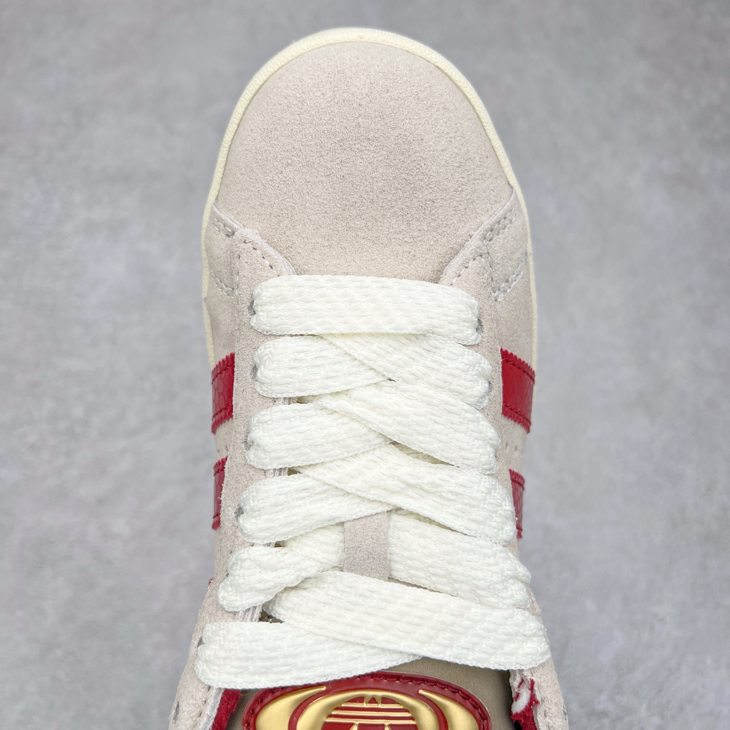 图片[4]-＃C版纯原 AD Originals Campus 00s 学院系列面包风经典复古低帮百搭休闲运动板鞋 JR0093 原鞋开发 正确版型 市面唯一全鞋采用原厂头层SD皮料 正确宽版鞋盒 清洁度完美 诠释最高工艺 这次 Originals 选择了以经典复古鞋型 Campus 为蓝本打造全新面包鞋 这款鞋型联名不断 冠希当年对它更是钟爱有加 论牌面丝毫不输贝壳头、Forum 等大热鞋型 这次 Campus 一改 80 年代的瘦长造型 鞋舌、鞋身、鞋底甚至细节都变大了 营造出千禧年前后流行的面包鞋宽大廓形 因此鞋名改为 Campus 00s 鞋身采用绒面皮料搭配白色常规皮革 质感上还是延续了经典 Campus 的设计 鞋舌填充更加饱满 让鞋款整体看起来更加圆润 搭配上这款浅蓝配色 「蓝胖子」造型真的很可爱 鞋舌还加入了与以往 Campus 不同的全新三叶草 Logo 令造型更具千禧气息 鞋带也采用了加宽的设计 如果你不喜欢 这次还附送了传统鞋带可以替换 鞋底采用了米黄做旧设计 凸显鞋款的复古年代感 除了清新可人的浅蓝配色 还有一款酷灰配色 造型更加硬朗复古 而且相比浅蓝配色更加耐脏 尺码：36 36⅔ 37⅓ 38 38⅔ 39⅓ 40 40⅔ 41⅓ 42 42⅔ 43⅓ 44 44 ⅓ 45-选品中心