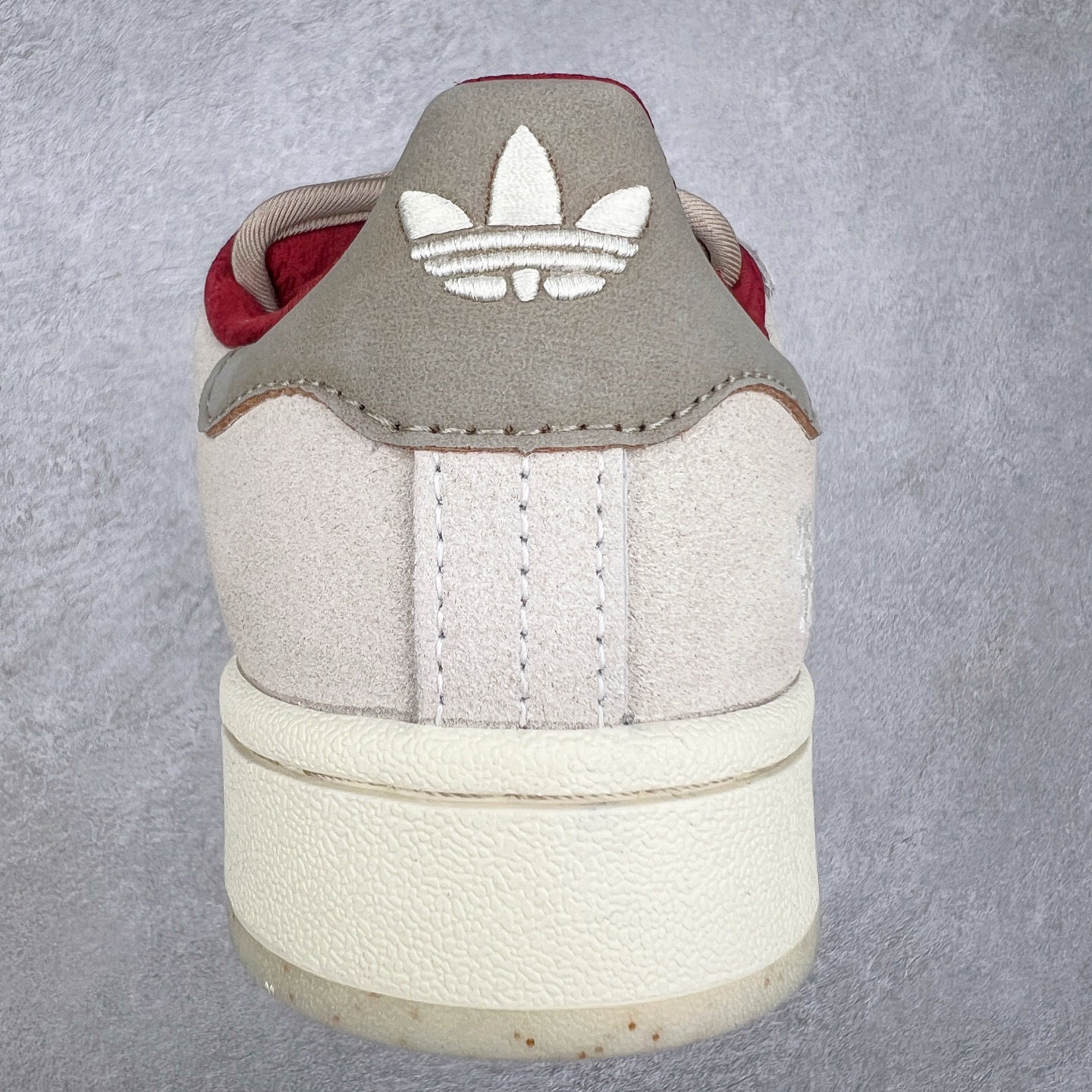 图片[8]-＃C版纯原 AD Originals Campus 00s 学院系列面包风经典复古低帮百搭休闲运动板鞋 JR0093 原鞋开发 正确版型 市面唯一全鞋采用原厂头层SD皮料 正确宽版鞋盒 清洁度完美 诠释最高工艺 这次 Originals 选择了以经典复古鞋型 Campus 为蓝本打造全新面包鞋 这款鞋型联名不断 冠希当年对它更是钟爱有加 论牌面丝毫不输贝壳头、Forum 等大热鞋型 这次 Campus 一改 80 年代的瘦长造型 鞋舌、鞋身、鞋底甚至细节都变大了 营造出千禧年前后流行的面包鞋宽大廓形 因此鞋名改为 Campus 00s 鞋身采用绒面皮料搭配白色常规皮革 质感上还是延续了经典 Campus 的设计 鞋舌填充更加饱满 让鞋款整体看起来更加圆润 搭配上这款浅蓝配色 「蓝胖子」造型真的很可爱 鞋舌还加入了与以往 Campus 不同的全新三叶草 Logo 令造型更具千禧气息 鞋带也采用了加宽的设计 如果你不喜欢 这次还附送了传统鞋带可以替换 鞋底采用了米黄做旧设计 凸显鞋款的复古年代感 除了清新可人的浅蓝配色 还有一款酷灰配色 造型更加硬朗复古 而且相比浅蓝配色更加耐脏 尺码：36 36⅔ 37⅓ 38 38⅔ 39⅓ 40 40⅔ 41⅓ 42 42⅔ 43⅓ 44 44 ⅓ 45-选品中心