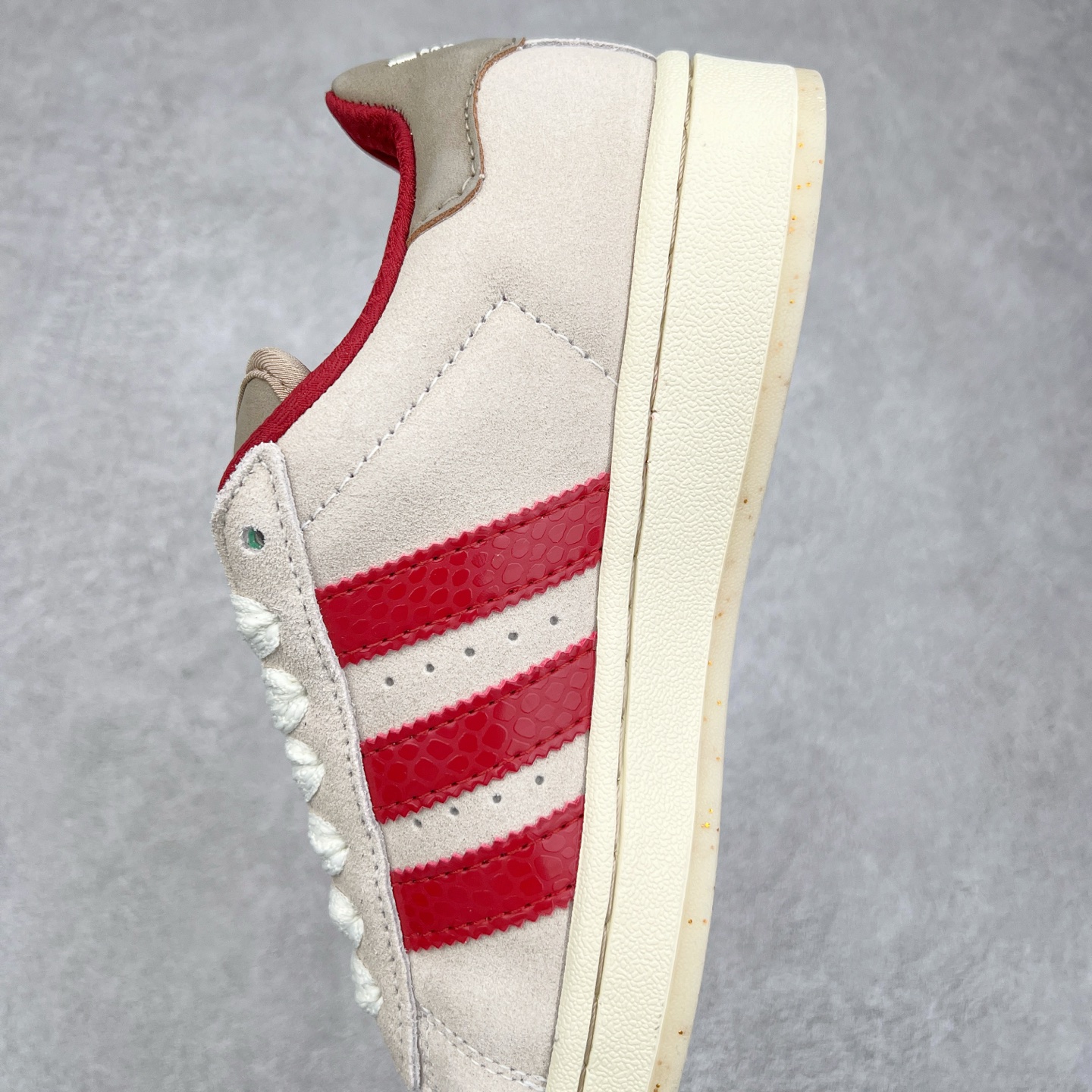 图片[7]-＃C版纯原 AD Originals Campus 00s 学院系列面包风经典复古低帮百搭休闲运动板鞋 JR0093 原鞋开发 正确版型 市面唯一全鞋采用原厂头层SD皮料 正确宽版鞋盒 清洁度完美 诠释最高工艺 这次 Originals 选择了以经典复古鞋型 Campus 为蓝本打造全新面包鞋 这款鞋型联名不断 冠希当年对它更是钟爱有加 论牌面丝毫不输贝壳头、Forum 等大热鞋型 这次 Campus 一改 80 年代的瘦长造型 鞋舌、鞋身、鞋底甚至细节都变大了 营造出千禧年前后流行的面包鞋宽大廓形 因此鞋名改为 Campus 00s 鞋身采用绒面皮料搭配白色常规皮革 质感上还是延续了经典 Campus 的设计 鞋舌填充更加饱满 让鞋款整体看起来更加圆润 搭配上这款浅蓝配色 「蓝胖子」造型真的很可爱 鞋舌还加入了与以往 Campus 不同的全新三叶草 Logo 令造型更具千禧气息 鞋带也采用了加宽的设计 如果你不喜欢 这次还附送了传统鞋带可以替换 鞋底采用了米黄做旧设计 凸显鞋款的复古年代感 除了清新可人的浅蓝配色 还有一款酷灰配色 造型更加硬朗复古 而且相比浅蓝配色更加耐脏 尺码：36 36⅔ 37⅓ 38 38⅔ 39⅓ 40 40⅔ 41⅓ 42 42⅔ 43⅓ 44 44 ⅓ 45-选品中心