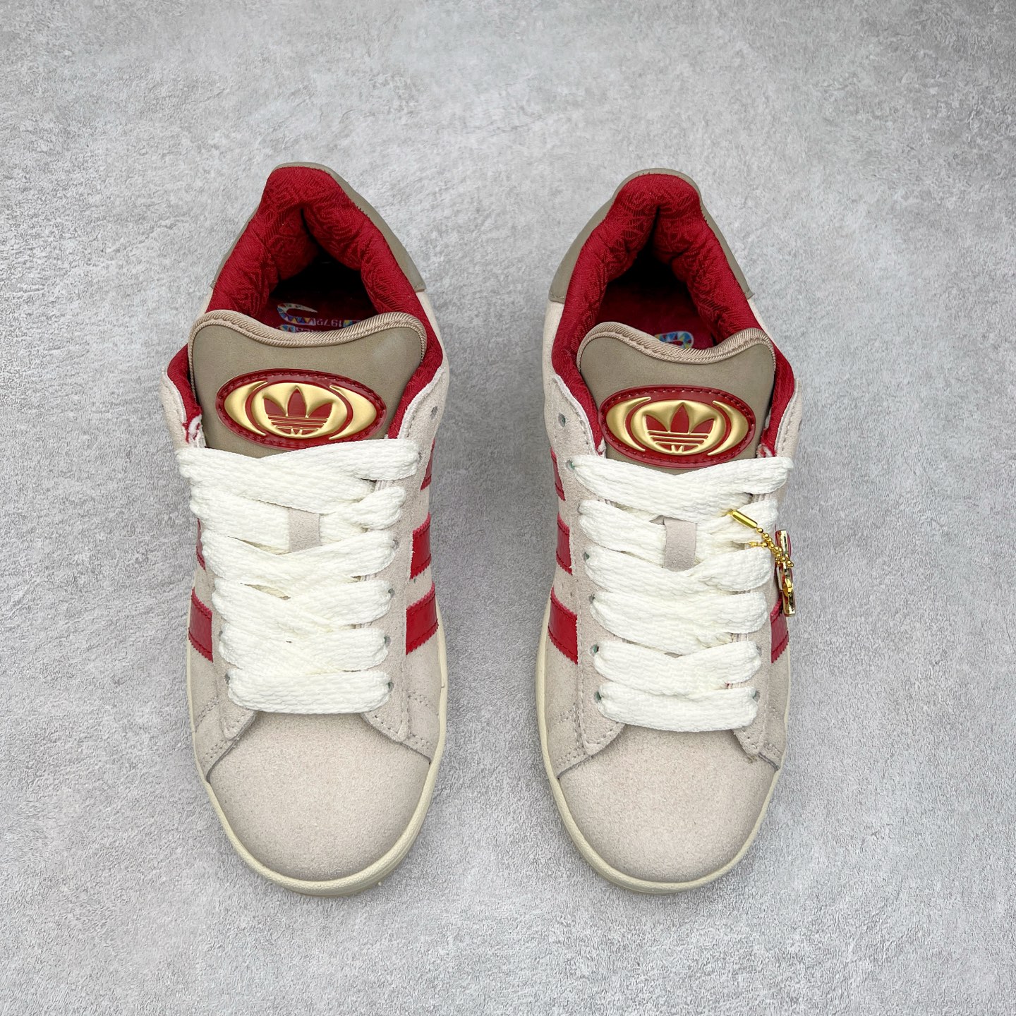 图片[2]-＃C版纯原 AD Originals Campus 00s 学院系列面包风经典复古低帮百搭休闲运动板鞋 JR0093 原鞋开发 正确版型 市面唯一全鞋采用原厂头层SD皮料 正确宽版鞋盒 清洁度完美 诠释最高工艺 这次 Originals 选择了以经典复古鞋型 Campus 为蓝本打造全新面包鞋 这款鞋型联名不断 冠希当年对它更是钟爱有加 论牌面丝毫不输贝壳头、Forum 等大热鞋型 这次 Campus 一改 80 年代的瘦长造型 鞋舌、鞋身、鞋底甚至细节都变大了 营造出千禧年前后流行的面包鞋宽大廓形 因此鞋名改为 Campus 00s 鞋身采用绒面皮料搭配白色常规皮革 质感上还是延续了经典 Campus 的设计 鞋舌填充更加饱满 让鞋款整体看起来更加圆润 搭配上这款浅蓝配色 「蓝胖子」造型真的很可爱 鞋舌还加入了与以往 Campus 不同的全新三叶草 Logo 令造型更具千禧气息 鞋带也采用了加宽的设计 如果你不喜欢 这次还附送了传统鞋带可以替换 鞋底采用了米黄做旧设计 凸显鞋款的复古年代感 除了清新可人的浅蓝配色 还有一款酷灰配色 造型更加硬朗复古 而且相比浅蓝配色更加耐脏 尺码：36 36⅔ 37⅓ 38 38⅔ 39⅓ 40 40⅔ 41⅓ 42 42⅔ 43⅓ 44 44 ⅓ 45-选品中心