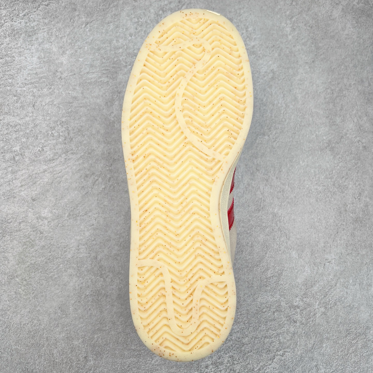 图片[9]-＃C版纯原 AD Originals Campus 00s 学院系列面包风经典复古低帮百搭休闲运动板鞋 JR0093 原鞋开发 正确版型 市面唯一全鞋采用原厂头层SD皮料 正确宽版鞋盒 清洁度完美 诠释最高工艺 这次 Originals 选择了以经典复古鞋型 Campus 为蓝本打造全新面包鞋 这款鞋型联名不断 冠希当年对它更是钟爱有加 论牌面丝毫不输贝壳头、Forum 等大热鞋型 这次 Campus 一改 80 年代的瘦长造型 鞋舌、鞋身、鞋底甚至细节都变大了 营造出千禧年前后流行的面包鞋宽大廓形 因此鞋名改为 Campus 00s 鞋身采用绒面皮料搭配白色常规皮革 质感上还是延续了经典 Campus 的设计 鞋舌填充更加饱满 让鞋款整体看起来更加圆润 搭配上这款浅蓝配色 「蓝胖子」造型真的很可爱 鞋舌还加入了与以往 Campus 不同的全新三叶草 Logo 令造型更具千禧气息 鞋带也采用了加宽的设计 如果你不喜欢 这次还附送了传统鞋带可以替换 鞋底采用了米黄做旧设计 凸显鞋款的复古年代感 除了清新可人的浅蓝配色 还有一款酷灰配色 造型更加硬朗复古 而且相比浅蓝配色更加耐脏 尺码：36 36⅔ 37⅓ 38 38⅔ 39⅓ 40 40⅔ 41⅓ 42 42⅔ 43⅓ 44 44 ⅓ 45-选品中心