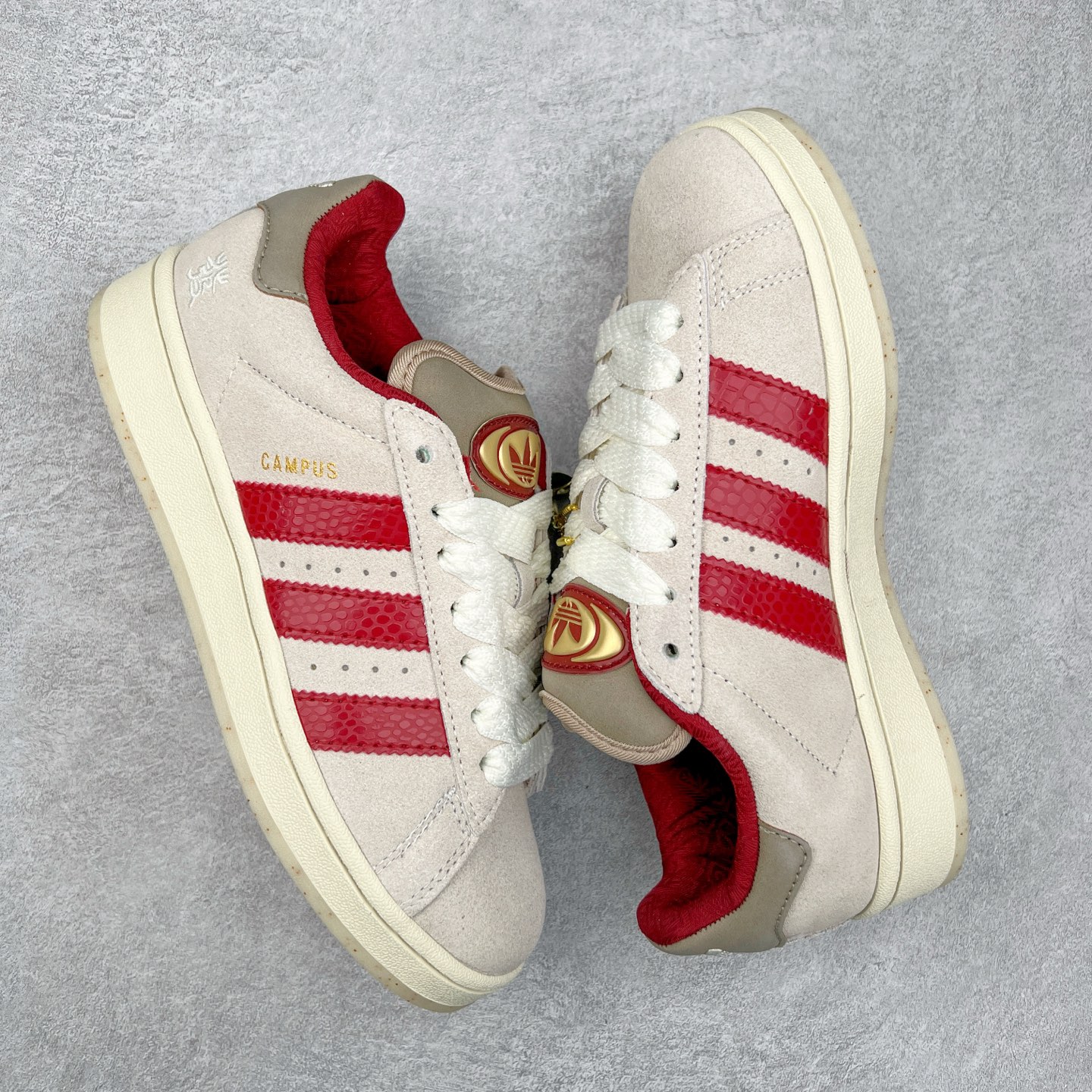 图片[3]-＃C版纯原 AD Originals Campus 00s 学院系列面包风经典复古低帮百搭休闲运动板鞋 JR0093 原鞋开发 正确版型 市面唯一全鞋采用原厂头层SD皮料 正确宽版鞋盒 清洁度完美 诠释最高工艺 这次 Originals 选择了以经典复古鞋型 Campus 为蓝本打造全新面包鞋 这款鞋型联名不断 冠希当年对它更是钟爱有加 论牌面丝毫不输贝壳头、Forum 等大热鞋型 这次 Campus 一改 80 年代的瘦长造型 鞋舌、鞋身、鞋底甚至细节都变大了 营造出千禧年前后流行的面包鞋宽大廓形 因此鞋名改为 Campus 00s 鞋身采用绒面皮料搭配白色常规皮革 质感上还是延续了经典 Campus 的设计 鞋舌填充更加饱满 让鞋款整体看起来更加圆润 搭配上这款浅蓝配色 「蓝胖子」造型真的很可爱 鞋舌还加入了与以往 Campus 不同的全新三叶草 Logo 令造型更具千禧气息 鞋带也采用了加宽的设计 如果你不喜欢 这次还附送了传统鞋带可以替换 鞋底采用了米黄做旧设计 凸显鞋款的复古年代感 除了清新可人的浅蓝配色 还有一款酷灰配色 造型更加硬朗复古 而且相比浅蓝配色更加耐脏 尺码：36 36⅔ 37⅓ 38 38⅔ 39⅓ 40 40⅔ 41⅓ 42 42⅔ 43⅓ 44 44 ⅓ 45-选品中心