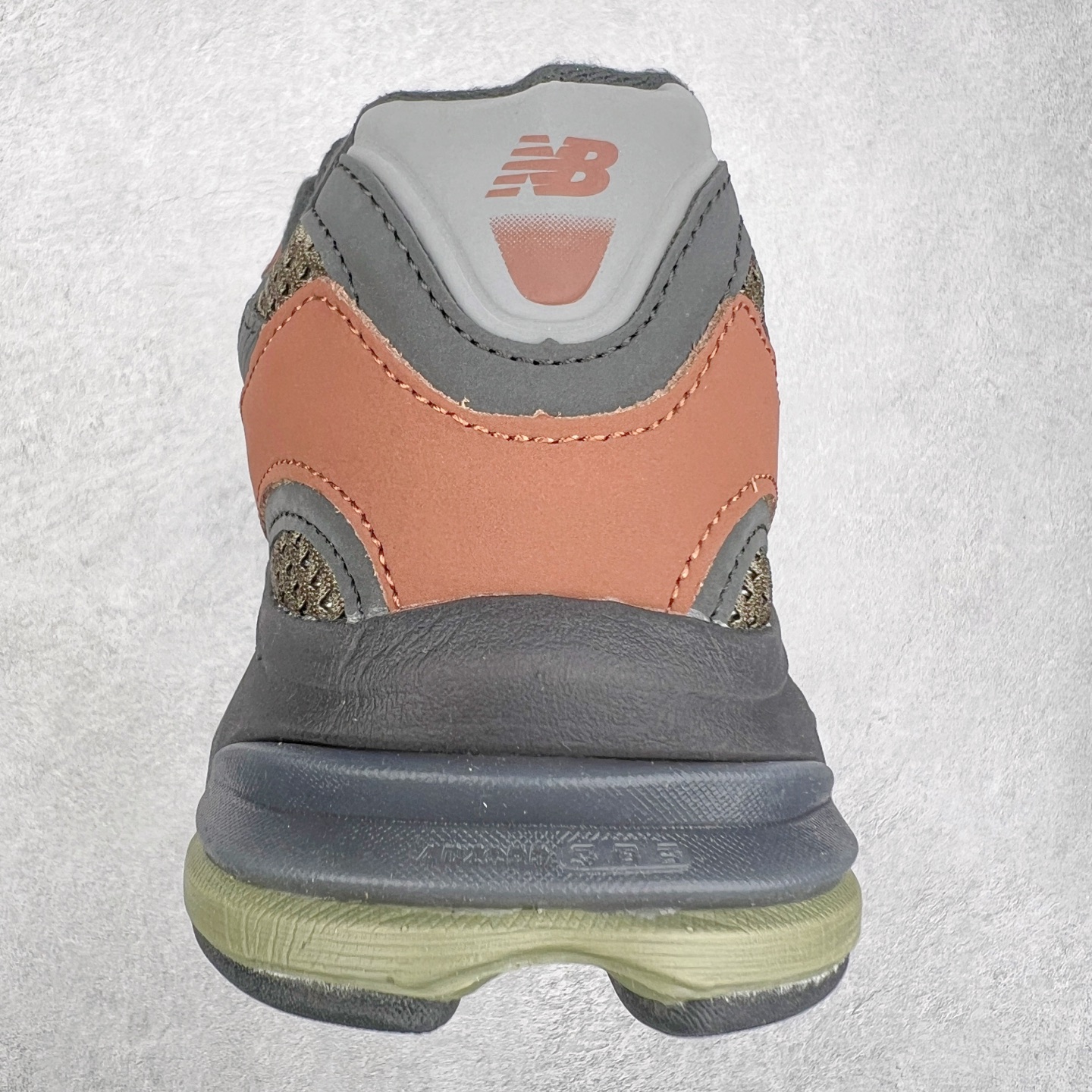 图片[8]-New Balance NB2010系列新百伦经典复古休闲运动板鞋 以ENCAP中底配以升级版 N-ERGY缓震物料 鞋面则采用特色的柔软麂皮搭以NewBalance经典的尼龙网布 低调中还原跑鞋本真 更年轻化的设计理念与材质 让新世代青年得以用全新视角体验经典鞋款的传奇魅力 货号：U2010NB13731 尺码：36 37 37.5 38 38.5 39.5 40 40.5 41.5 42 42.5 43 44-选品中心