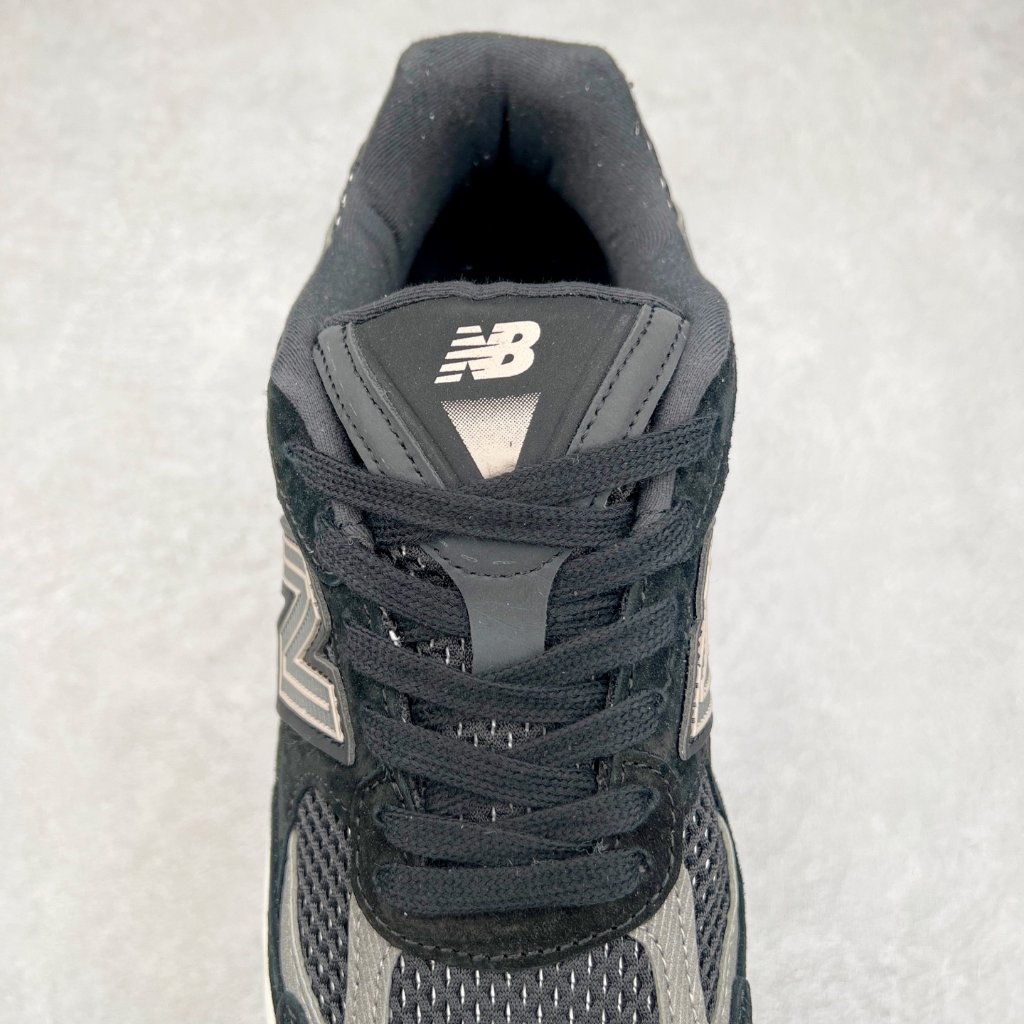 图片[5]-New Balance NB2010系列新百伦经典复古休闲运动板鞋 以ENCAP中底配以升级版 N-ERGY缓震物料 鞋面则采用特色的柔软麂皮搭以NewBalance经典的尼龙网布 低调中还原跑鞋本真 更年轻化的设计理念与材质 让新世代青年得以用全新视角体验经典鞋款的传奇魅力 货号：U2010NB13731 尺码：36 37 37.5 38 38.5 39.5 40 40.5 41.5 42 42.5 43 44-选品中心