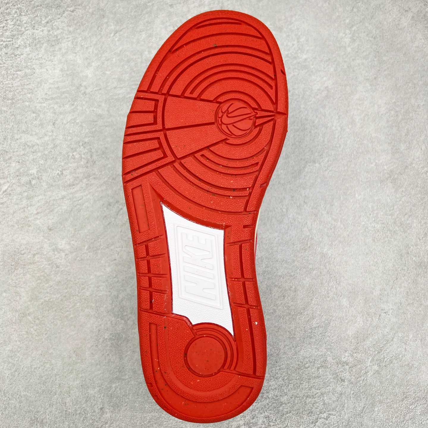 图片[9]-＃福利特价 NK Full Force Low 全力以赴系列中复古休闲运动文化篮球板鞋 复古风潮刮呀刮呀刮，鞋圈大厂们挖呀挖呀挖，感觉大家都有光明的未来！不过吧，这鞋款底蕴再怎么深，感觉也禁不住现在这挖法。所以除了单纯的老鞋复刻，大厂们也开发了不少新思路。估计绝大部分小伙伴，包括我在内，应该都没见过这款鞋。但莫名地，我总觉得这是不是一款古早时期的老鞋。毕竟这货，复古味实在太冲了！Full Force 选择采用全皮革鞋面，还有复杂框架➕纯白配色组合，复古氛围拿捏得十分精准。用作点缀的黑、红两色，也同样是 OG 气息拉满的存在。鞋舌标上的篮球 Logo，自带一种，富有年代感的独特辨识度。相当吸睛的，做旧中底➕红色外底组合，则是大大拉高了整鞋的潮流感。还有若隐若现，并不常见的凸印设计，给这鞋加了不少高级质感分。尺码：36 37.5 38 39 40 41 42 43 44 45-选品中心