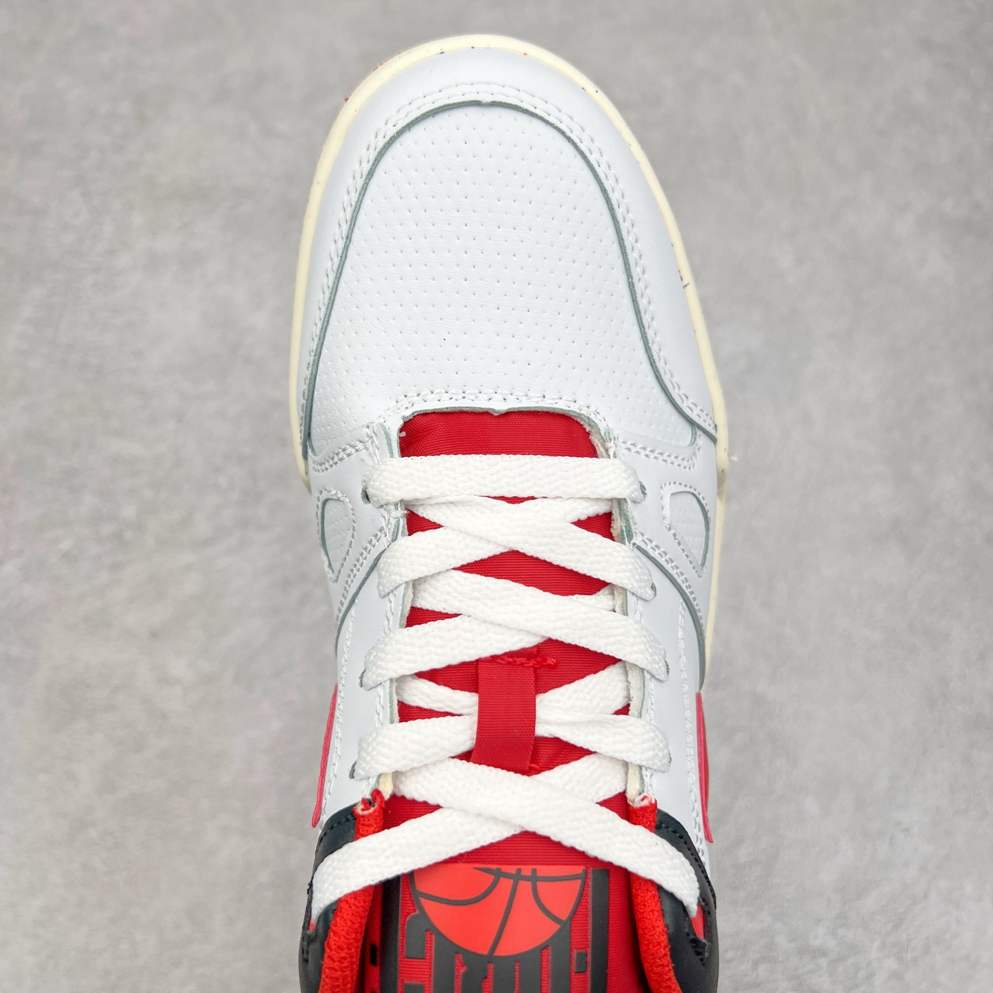 图片[4]-＃福利特价 NK Full Force Low 全力以赴系列中复古休闲运动文化篮球板鞋 复古风潮刮呀刮呀刮，鞋圈大厂们挖呀挖呀挖，感觉大家都有光明的未来！不过吧，这鞋款底蕴再怎么深，感觉也禁不住现在这挖法。所以除了单纯的老鞋复刻，大厂们也开发了不少新思路。估计绝大部分小伙伴，包括我在内，应该都没见过这款鞋。但莫名地，我总觉得这是不是一款古早时期的老鞋。毕竟这货，复古味实在太冲了！Full Force 选择采用全皮革鞋面，还有复杂框架➕纯白配色组合，复古氛围拿捏得十分精准。用作点缀的黑、红两色，也同样是 OG 气息拉满的存在。鞋舌标上的篮球 Logo，自带一种，富有年代感的独特辨识度。相当吸睛的，做旧中底➕红色外底组合，则是大大拉高了整鞋的潮流感。还有若隐若现，并不常见的凸印设计，给这鞋加了不少高级质感分。尺码：36 37.5 38 39 40 41 42 43 44 45-选品中心