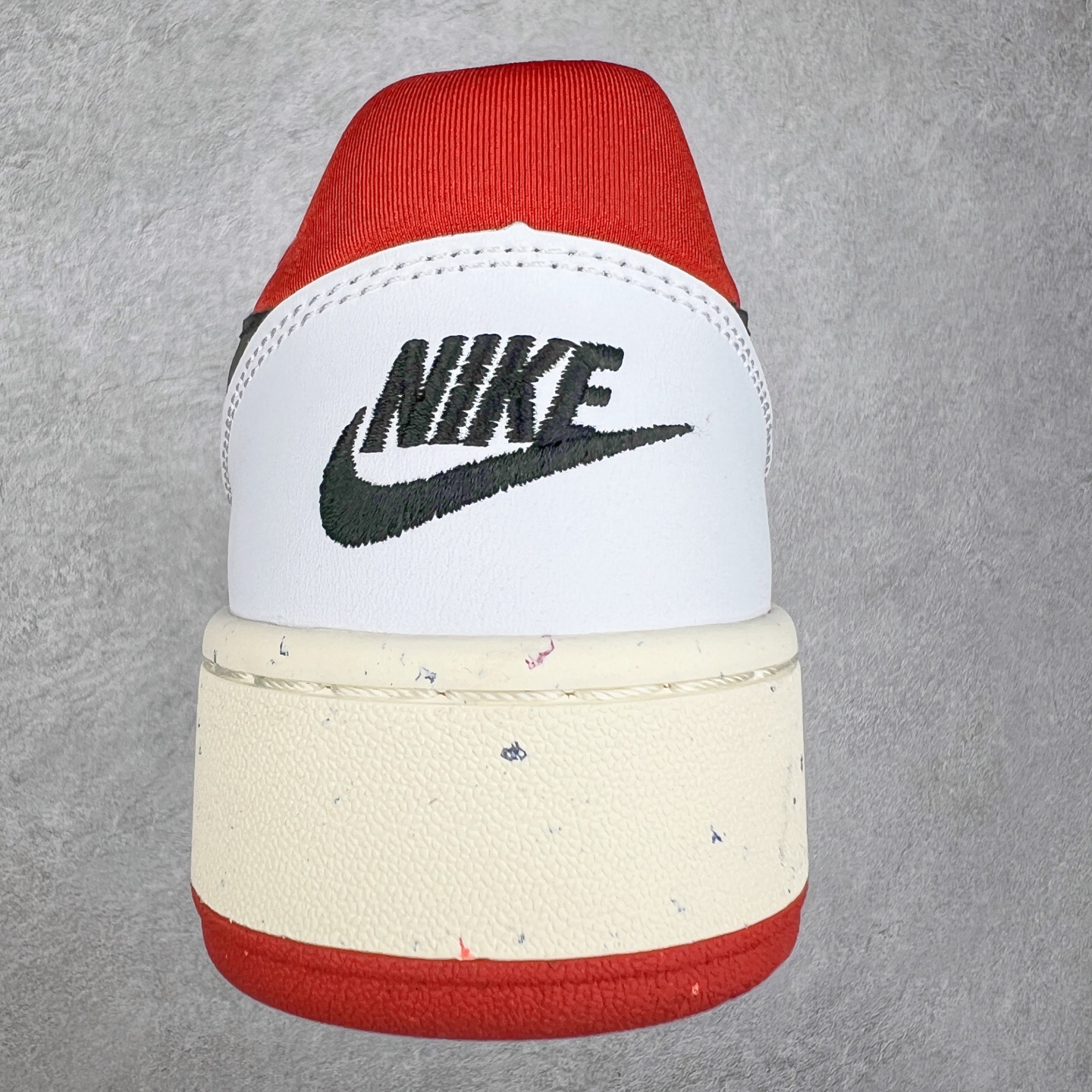 图片[8]-＃福利特价 NK Full Force Low 全力以赴系列中复古休闲运动文化篮球板鞋 复古风潮刮呀刮呀刮，鞋圈大厂们挖呀挖呀挖，感觉大家都有光明的未来！不过吧，这鞋款底蕴再怎么深，感觉也禁不住现在这挖法。所以除了单纯的老鞋复刻，大厂们也开发了不少新思路。估计绝大部分小伙伴，包括我在内，应该都没见过这款鞋。但莫名地，我总觉得这是不是一款古早时期的老鞋。毕竟这货，复古味实在太冲了！Full Force 选择采用全皮革鞋面，还有复杂框架➕纯白配色组合，复古氛围拿捏得十分精准。用作点缀的黑、红两色，也同样是 OG 气息拉满的存在。鞋舌标上的篮球 Logo，自带一种，富有年代感的独特辨识度。相当吸睛的，做旧中底➕红色外底组合，则是大大拉高了整鞋的潮流感。还有若隐若现，并不常见的凸印设计，给这鞋加了不少高级质感分。尺码：36 37.5 38 39 40 41 42 43 44 45-选品中心