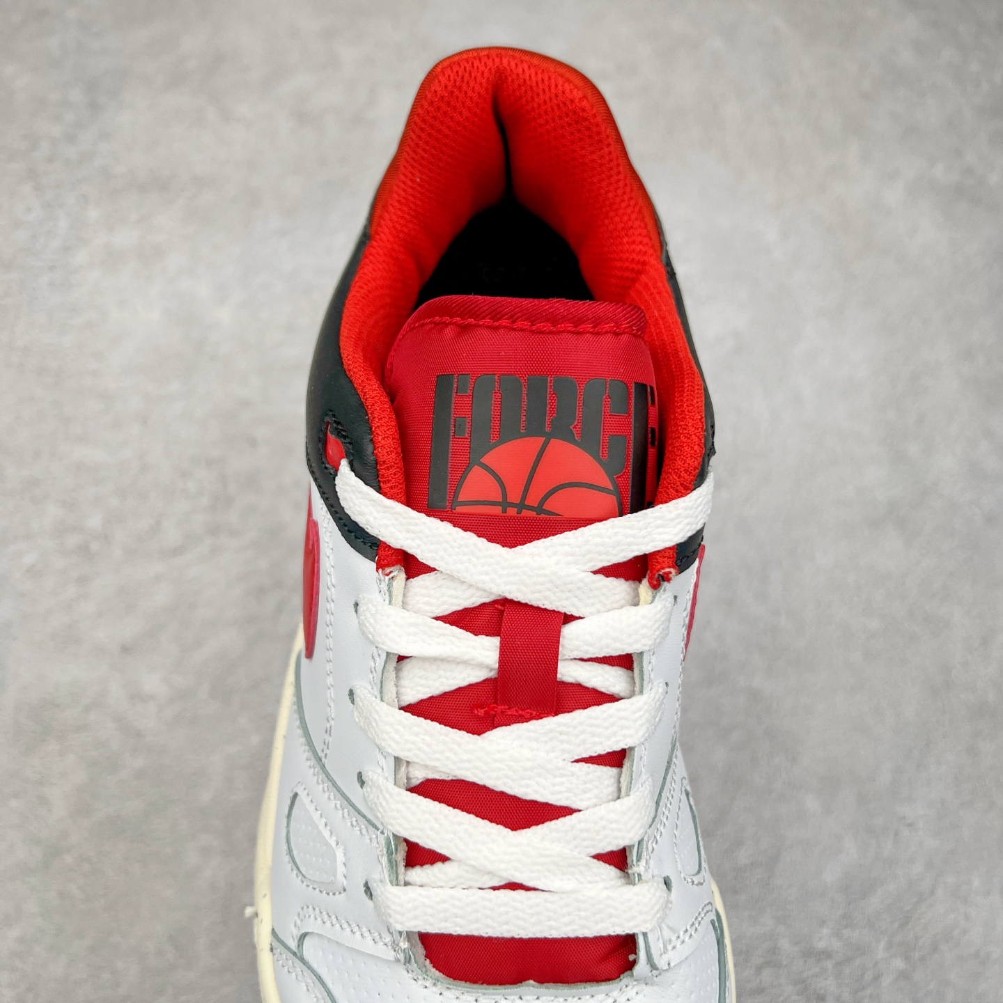 图片[5]-＃福利特价 NK Full Force Low 全力以赴系列中复古休闲运动文化篮球板鞋 复古风潮刮呀刮呀刮，鞋圈大厂们挖呀挖呀挖，感觉大家都有光明的未来！不过吧，这鞋款底蕴再怎么深，感觉也禁不住现在这挖法。所以除了单纯的老鞋复刻，大厂们也开发了不少新思路。估计绝大部分小伙伴，包括我在内，应该都没见过这款鞋。但莫名地，我总觉得这是不是一款古早时期的老鞋。毕竟这货，复古味实在太冲了！Full Force 选择采用全皮革鞋面，还有复杂框架➕纯白配色组合，复古氛围拿捏得十分精准。用作点缀的黑、红两色，也同样是 OG 气息拉满的存在。鞋舌标上的篮球 Logo，自带一种，富有年代感的独特辨识度。相当吸睛的，做旧中底➕红色外底组合，则是大大拉高了整鞋的潮流感。还有若隐若现，并不常见的凸印设计，给这鞋加了不少高级质感分。尺码：36 37.5 38 39 40 41 42 43 44 45-选品中心