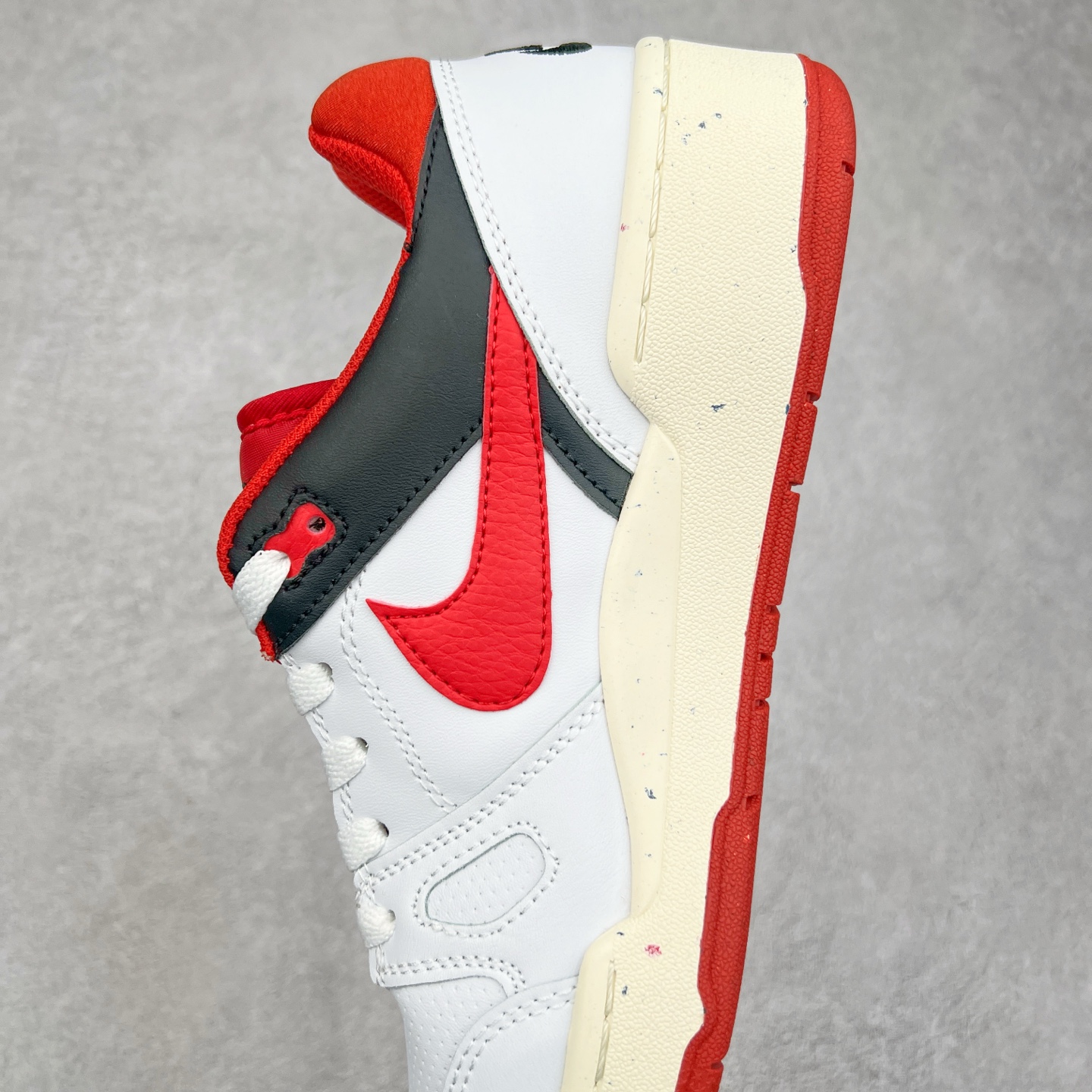 图片[7]-＃福利特价 NK Full Force Low 全力以赴系列中复古休闲运动文化篮球板鞋 复古风潮刮呀刮呀刮，鞋圈大厂们挖呀挖呀挖，感觉大家都有光明的未来！不过吧，这鞋款底蕴再怎么深，感觉也禁不住现在这挖法。所以除了单纯的老鞋复刻，大厂们也开发了不少新思路。估计绝大部分小伙伴，包括我在内，应该都没见过这款鞋。但莫名地，我总觉得这是不是一款古早时期的老鞋。毕竟这货，复古味实在太冲了！Full Force 选择采用全皮革鞋面，还有复杂框架➕纯白配色组合，复古氛围拿捏得十分精准。用作点缀的黑、红两色，也同样是 OG 气息拉满的存在。鞋舌标上的篮球 Logo，自带一种，富有年代感的独特辨识度。相当吸睛的，做旧中底➕红色外底组合，则是大大拉高了整鞋的潮流感。还有若隐若现，并不常见的凸印设计，给这鞋加了不少高级质感分。尺码：36 37.5 38 39 40 41 42 43 44 45-选品中心