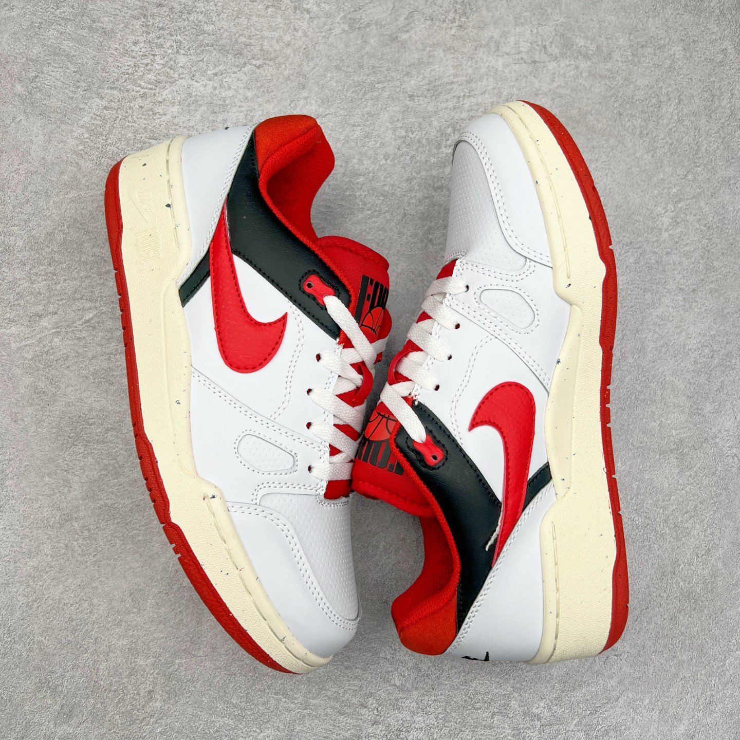 图片[3]-＃福利特价 NK Full Force Low 全力以赴系列中复古休闲运动文化篮球板鞋 复古风潮刮呀刮呀刮，鞋圈大厂们挖呀挖呀挖，感觉大家都有光明的未来！不过吧，这鞋款底蕴再怎么深，感觉也禁不住现在这挖法。所以除了单纯的老鞋复刻，大厂们也开发了不少新思路。估计绝大部分小伙伴，包括我在内，应该都没见过这款鞋。但莫名地，我总觉得这是不是一款古早时期的老鞋。毕竟这货，复古味实在太冲了！Full Force 选择采用全皮革鞋面，还有复杂框架➕纯白配色组合，复古氛围拿捏得十分精准。用作点缀的黑、红两色，也同样是 OG 气息拉满的存在。鞋舌标上的篮球 Logo，自带一种，富有年代感的独特辨识度。相当吸睛的，做旧中底➕红色外底组合，则是大大拉高了整鞋的潮流感。还有若隐若现，并不常见的凸印设计，给这鞋加了不少高级质感分。尺码：36 37.5 38 39 40 41 42 43 44 45-选品中心