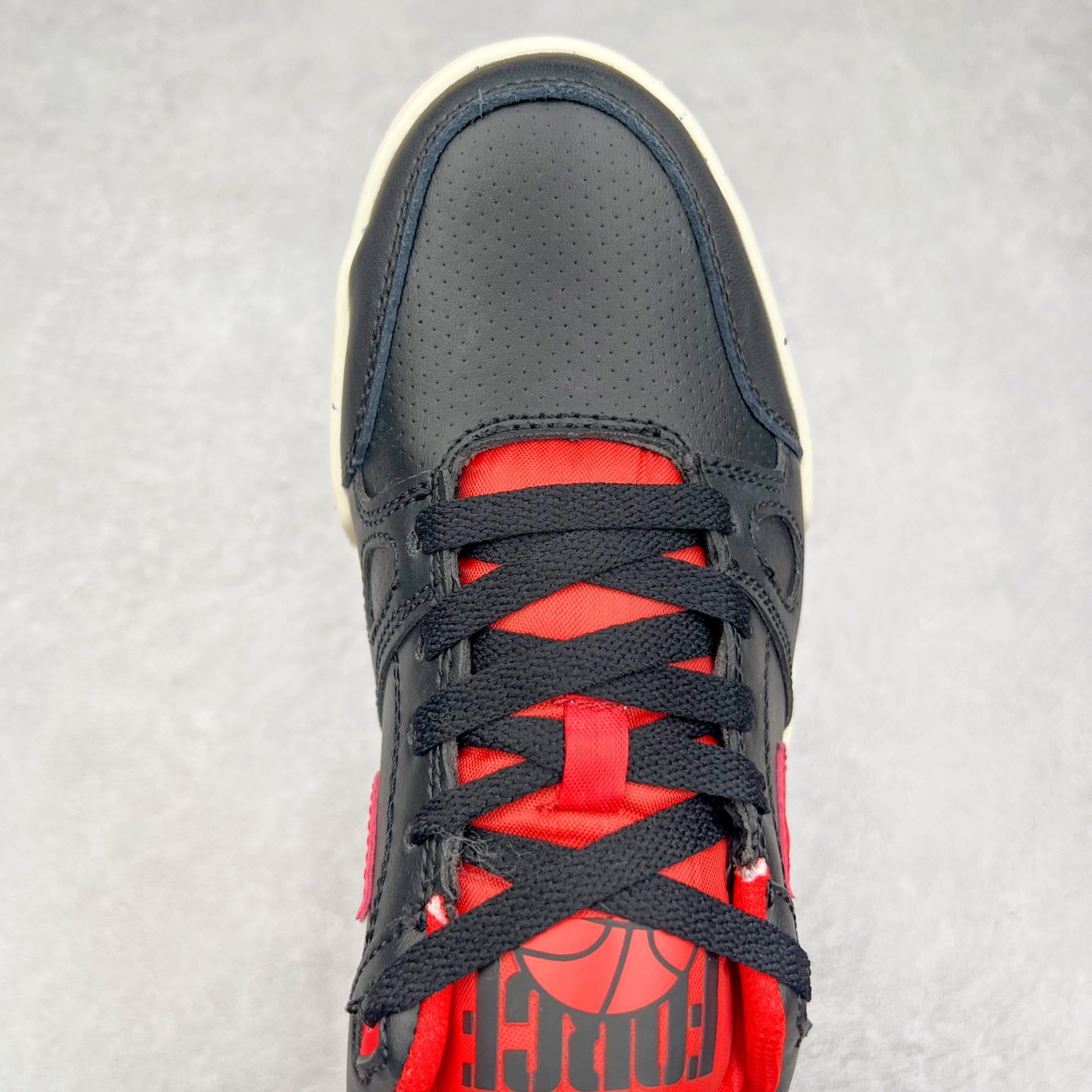 图片[4]-＃福利特价 NK Full Force Low 全力以赴系列中复古休闲运动文化篮球板鞋 复古风潮刮呀刮呀刮，鞋圈大厂们挖呀挖呀挖，感觉大家都有光明的未来！不过吧，这鞋款底蕴再怎么深，感觉也禁不住现在这挖法。所以除了单纯的老鞋复刻，大厂们也开发了不少新思路。估计绝大部分小伙伴，包括我在内，应该都没见过这款鞋。但莫名地，我总觉得这是不是一款古早时期的老鞋。毕竟这货，复古味实在太冲了！Full Force 选择采用全皮革鞋面，还有复杂框架➕纯白配色组合，复古氛围拿捏得十分精准。用作点缀的黑、红两色，也同样是 OG 气息拉满的存在。鞋舌标上的篮球 Logo，自带一种，富有年代感的独特辨识度。相当吸睛的，做旧中底➕红色外底组合，则是大大拉高了整鞋的潮流感。还有若隐若现，并不常见的凸印设计，给这鞋加了不少高级质感分。尺码：36 37.5 38 39 40 41 42 43 44 45-选品中心