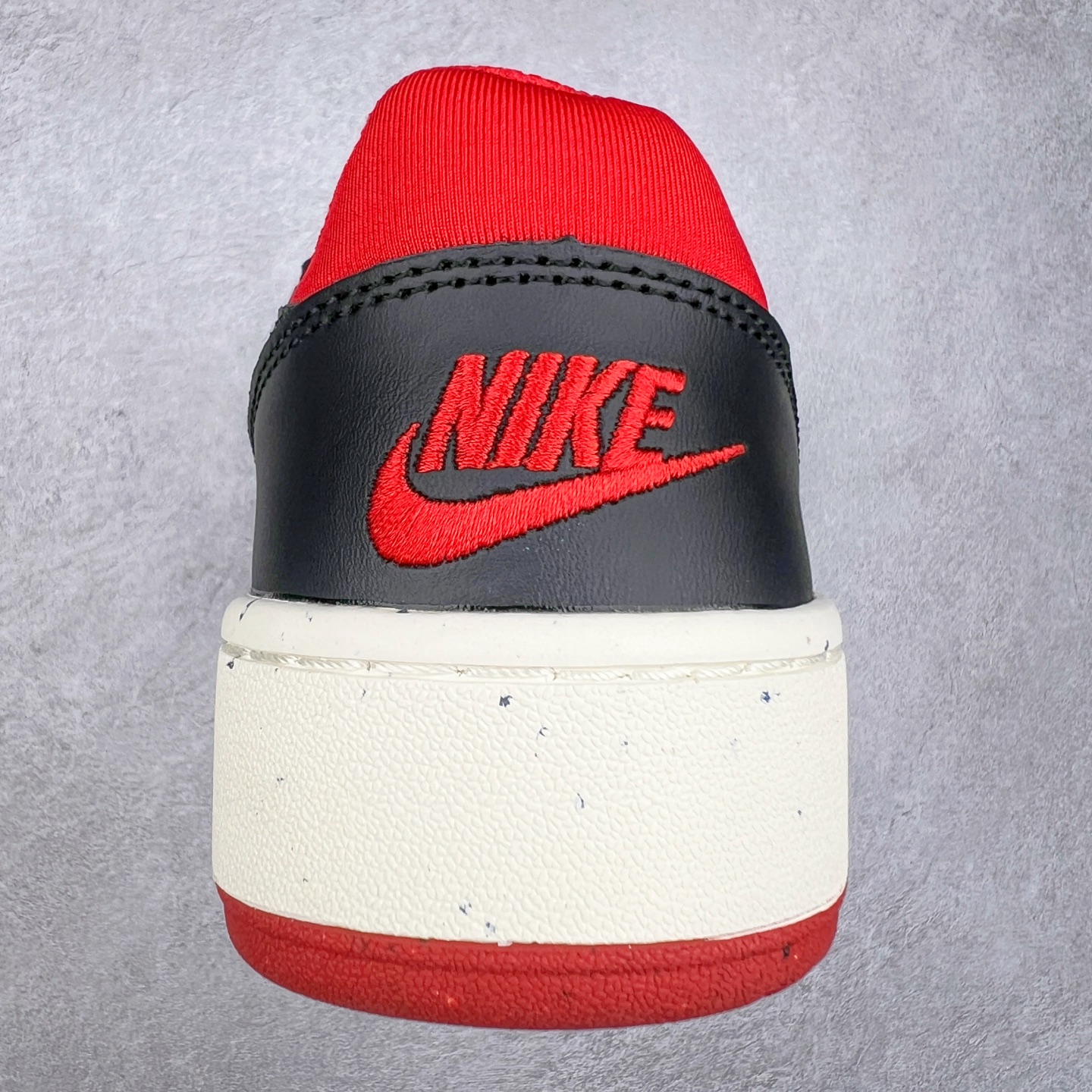 图片[8]-＃福利特价 NK Full Force Low 全力以赴系列中复古休闲运动文化篮球板鞋 复古风潮刮呀刮呀刮，鞋圈大厂们挖呀挖呀挖，感觉大家都有光明的未来！不过吧，这鞋款底蕴再怎么深，感觉也禁不住现在这挖法。所以除了单纯的老鞋复刻，大厂们也开发了不少新思路。估计绝大部分小伙伴，包括我在内，应该都没见过这款鞋。但莫名地，我总觉得这是不是一款古早时期的老鞋。毕竟这货，复古味实在太冲了！Full Force 选择采用全皮革鞋面，还有复杂框架➕纯白配色组合，复古氛围拿捏得十分精准。用作点缀的黑、红两色，也同样是 OG 气息拉满的存在。鞋舌标上的篮球 Logo，自带一种，富有年代感的独特辨识度。相当吸睛的，做旧中底➕红色外底组合，则是大大拉高了整鞋的潮流感。还有若隐若现，并不常见的凸印设计，给这鞋加了不少高级质感分。尺码：36 37.5 38 39 40 41 42 43 44 45-选品中心