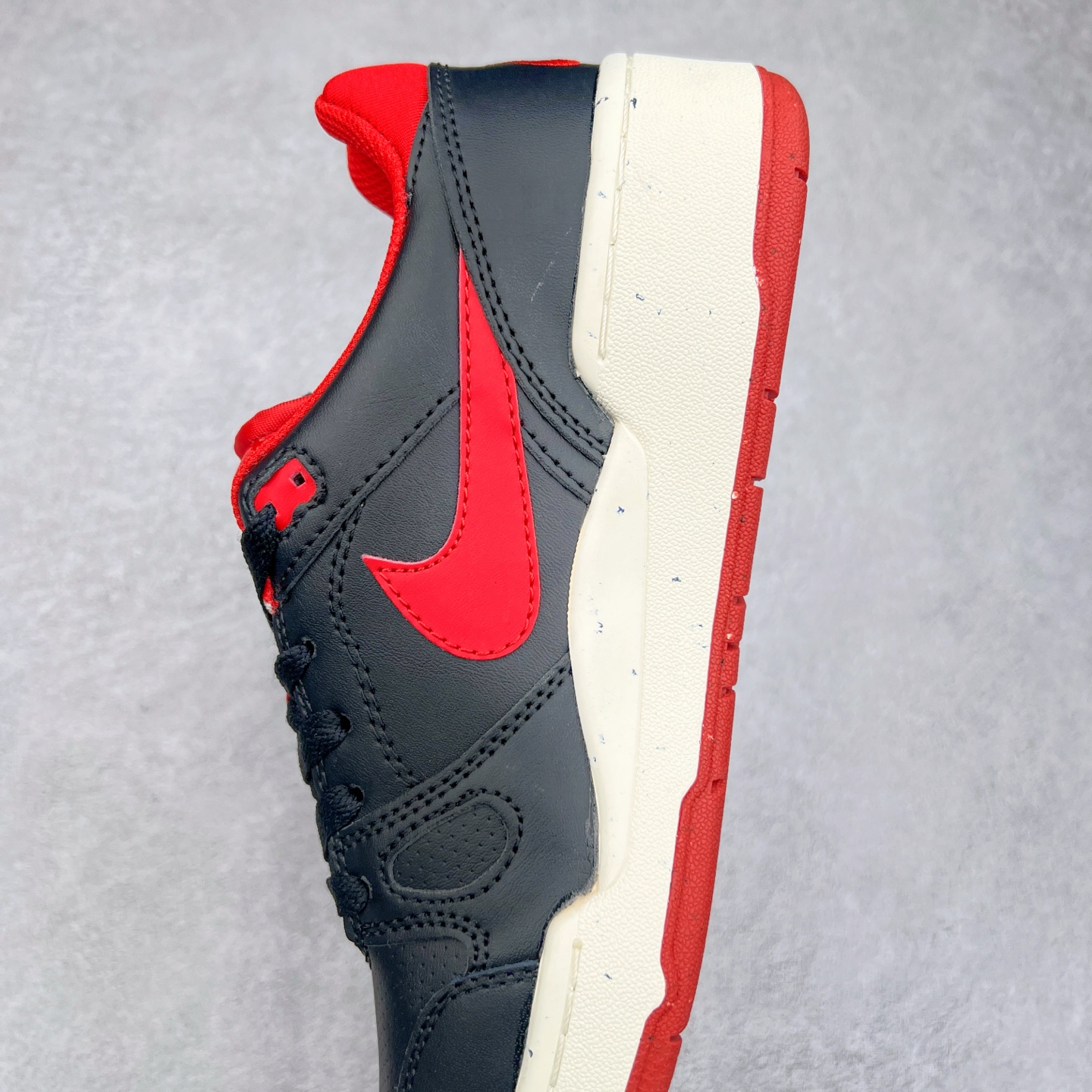 图片[7]-＃福利特价 NK Full Force Low 全力以赴系列中复古休闲运动文化篮球板鞋 复古风潮刮呀刮呀刮，鞋圈大厂们挖呀挖呀挖，感觉大家都有光明的未来！不过吧，这鞋款底蕴再怎么深，感觉也禁不住现在这挖法。所以除了单纯的老鞋复刻，大厂们也开发了不少新思路。估计绝大部分小伙伴，包括我在内，应该都没见过这款鞋。但莫名地，我总觉得这是不是一款古早时期的老鞋。毕竟这货，复古味实在太冲了！Full Force 选择采用全皮革鞋面，还有复杂框架➕纯白配色组合，复古氛围拿捏得十分精准。用作点缀的黑、红两色，也同样是 OG 气息拉满的存在。鞋舌标上的篮球 Logo，自带一种，富有年代感的独特辨识度。相当吸睛的，做旧中底➕红色外底组合，则是大大拉高了整鞋的潮流感。还有若隐若现，并不常见的凸印设计，给这鞋加了不少高级质感分。尺码：36 37.5 38 39 40 41 42 43 44 45-选品中心