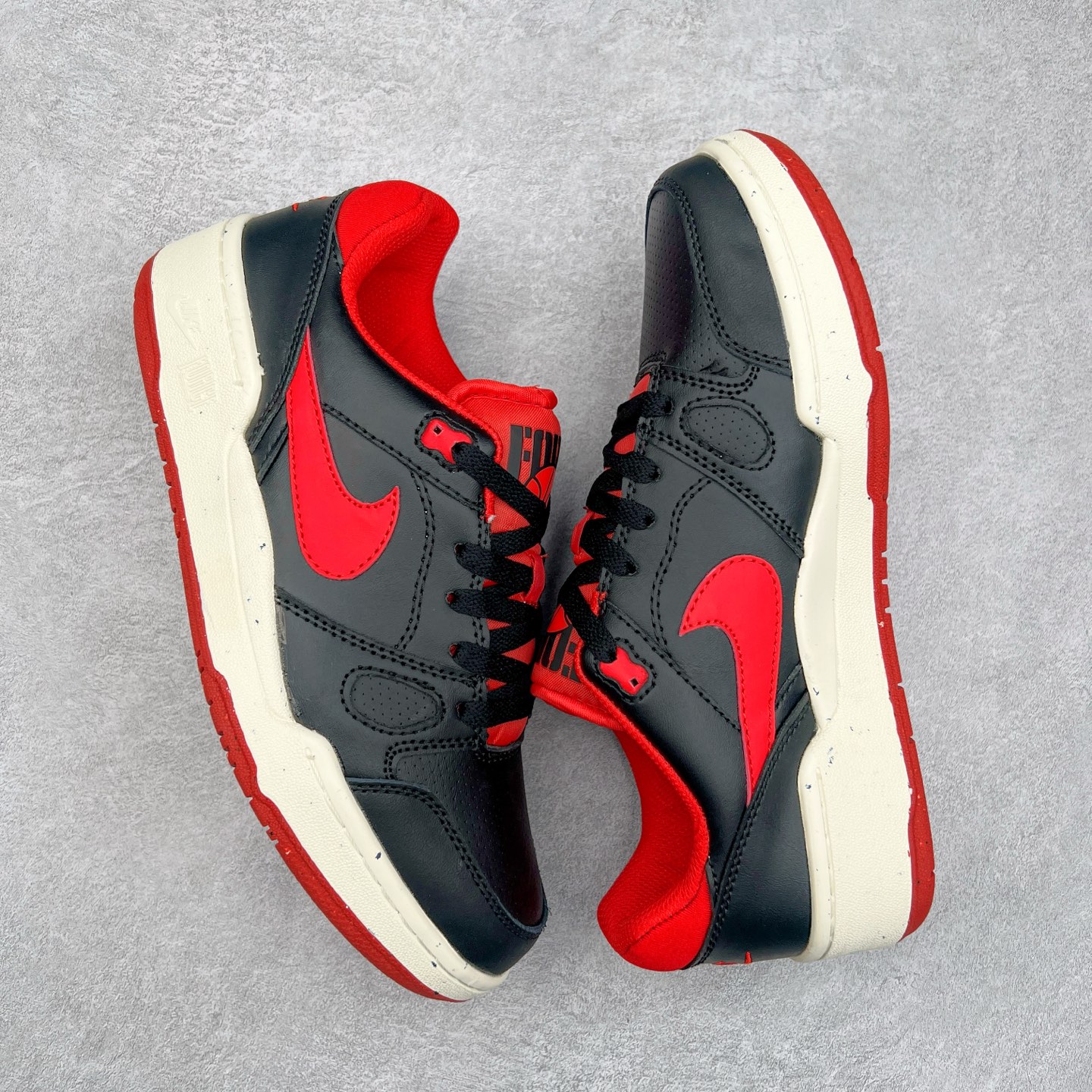 图片[3]-＃福利特价 NK Full Force Low 全力以赴系列中复古休闲运动文化篮球板鞋 复古风潮刮呀刮呀刮，鞋圈大厂们挖呀挖呀挖，感觉大家都有光明的未来！不过吧，这鞋款底蕴再怎么深，感觉也禁不住现在这挖法。所以除了单纯的老鞋复刻，大厂们也开发了不少新思路。估计绝大部分小伙伴，包括我在内，应该都没见过这款鞋。但莫名地，我总觉得这是不是一款古早时期的老鞋。毕竟这货，复古味实在太冲了！Full Force 选择采用全皮革鞋面，还有复杂框架➕纯白配色组合，复古氛围拿捏得十分精准。用作点缀的黑、红两色，也同样是 OG 气息拉满的存在。鞋舌标上的篮球 Logo，自带一种，富有年代感的独特辨识度。相当吸睛的，做旧中底➕红色外底组合，则是大大拉高了整鞋的潮流感。还有若隐若现，并不常见的凸印设计，给这鞋加了不少高级质感分。尺码：36 37.5 38 39 40 41 42 43 44 45-选品中心