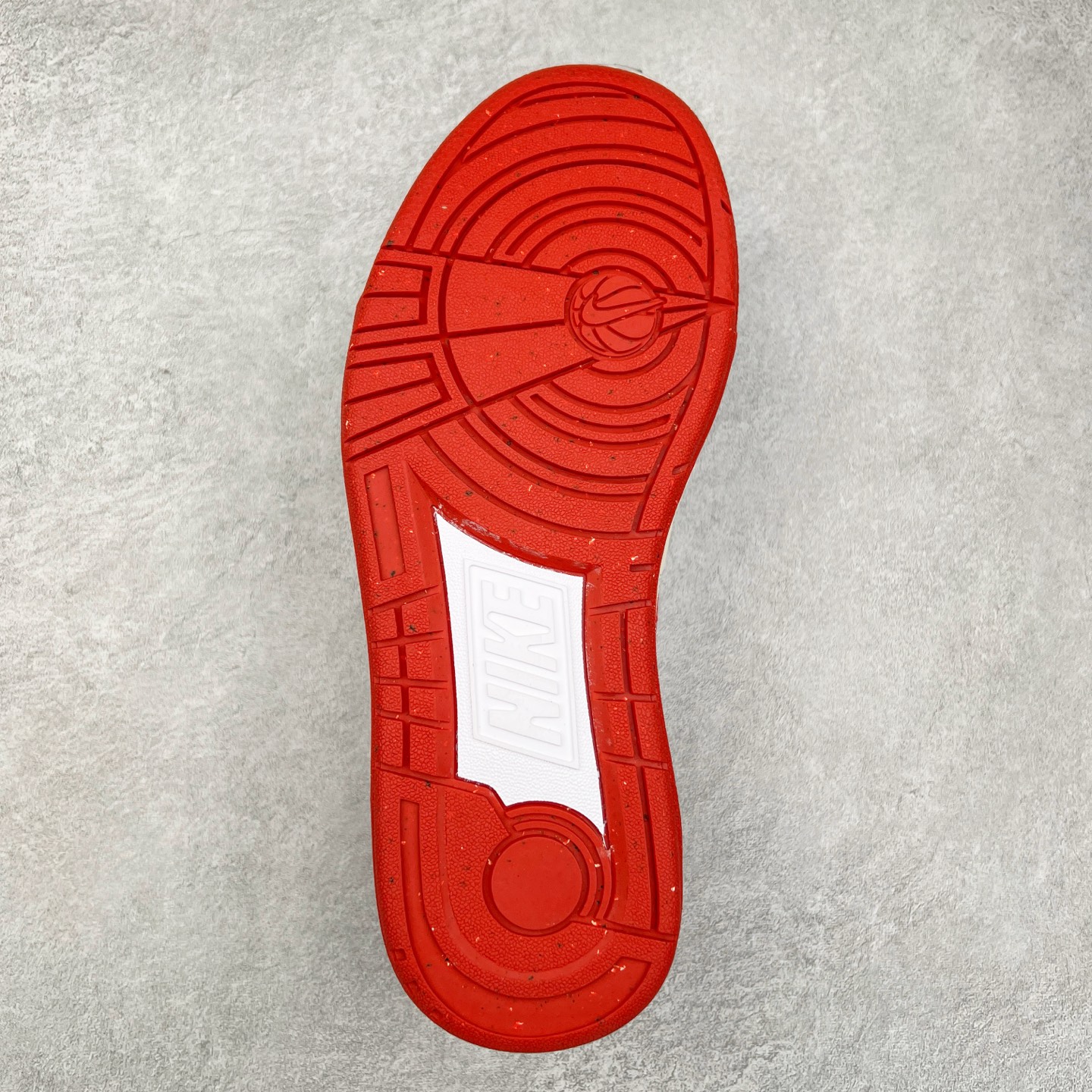 图片[9]-＃福利特价 NK Full Force Low 全力以赴系列中复古休闲运动文化篮球板鞋 复古风潮刮呀刮呀刮，鞋圈大厂们挖呀挖呀挖，感觉大家都有光明的未来！不过吧，这鞋款底蕴再怎么深，感觉也禁不住现在这挖法。所以除了单纯的老鞋复刻，大厂们也开发了不少新思路。估计绝大部分小伙伴，包括我在内，应该都没见过这款鞋。但莫名地，我总觉得这是不是一款古早时期的老鞋。毕竟这货，复古味实在太冲了！Full Force 选择采用全皮革鞋面，还有复杂框架➕纯白配色组合，复古氛围拿捏得十分精准。用作点缀的黑、红两色，也同样是 OG 气息拉满的存在。鞋舌标上的篮球 Logo，自带一种，富有年代感的独特辨识度。相当吸睛的，做旧中底➕红色外底组合，则是大大拉高了整鞋的潮流感。还有若隐若现，并不常见的凸印设计，给这鞋加了不少高级质感分。尺码：36 37.5 38 39 40 41 42 43 44 45-选品中心