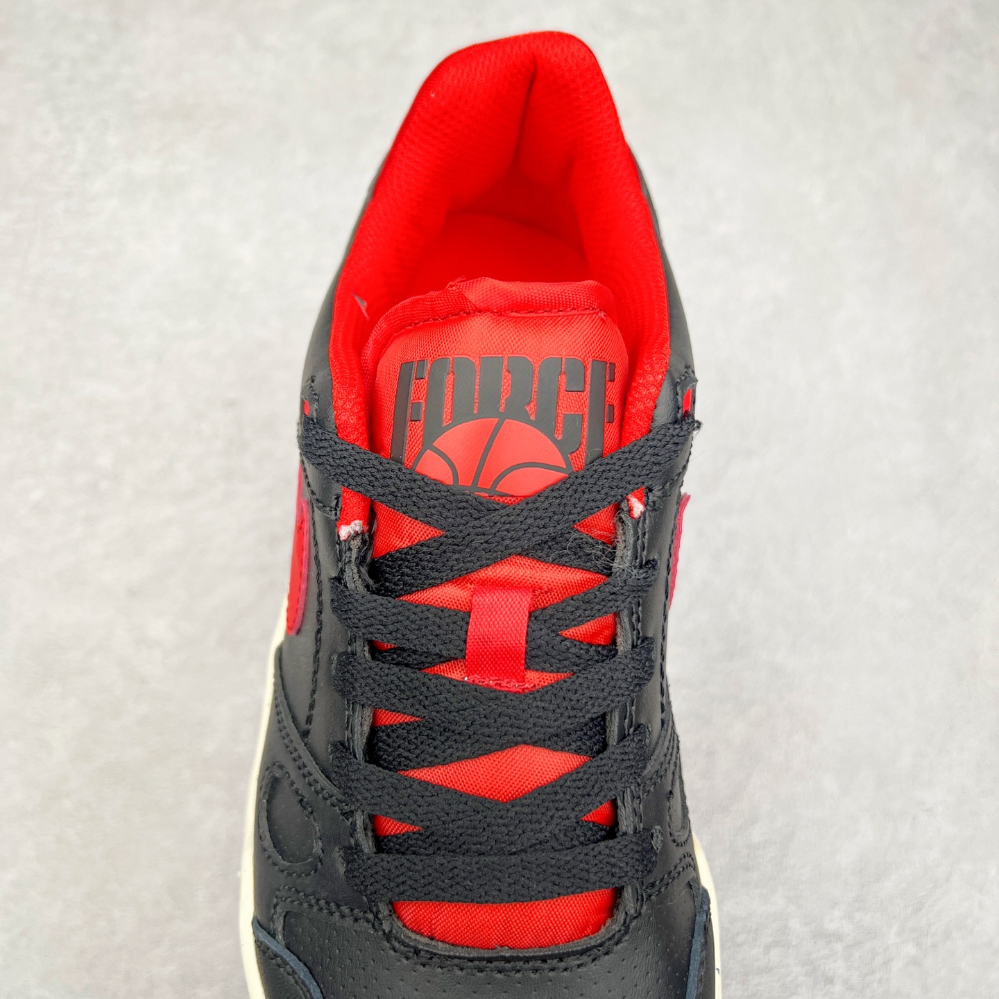 图片[5]-＃福利特价 NK Full Force Low 全力以赴系列中复古休闲运动文化篮球板鞋 复古风潮刮呀刮呀刮，鞋圈大厂们挖呀挖呀挖，感觉大家都有光明的未来！不过吧，这鞋款底蕴再怎么深，感觉也禁不住现在这挖法。所以除了单纯的老鞋复刻，大厂们也开发了不少新思路。估计绝大部分小伙伴，包括我在内，应该都没见过这款鞋。但莫名地，我总觉得这是不是一款古早时期的老鞋。毕竟这货，复古味实在太冲了！Full Force 选择采用全皮革鞋面，还有复杂框架➕纯白配色组合，复古氛围拿捏得十分精准。用作点缀的黑、红两色，也同样是 OG 气息拉满的存在。鞋舌标上的篮球 Logo，自带一种，富有年代感的独特辨识度。相当吸睛的，做旧中底➕红色外底组合，则是大大拉高了整鞋的潮流感。还有若隐若现，并不常见的凸印设计，给这鞋加了不少高级质感分。尺码：36 37.5 38 39 40 41 42 43 44 45-选品中心