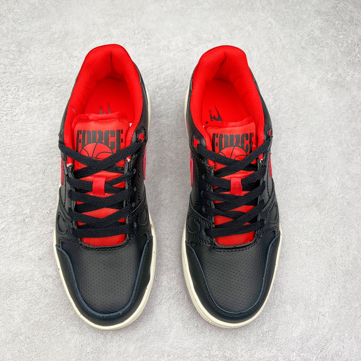 图片[2]-＃福利特价 NK Full Force Low 全力以赴系列中复古休闲运动文化篮球板鞋 复古风潮刮呀刮呀刮，鞋圈大厂们挖呀挖呀挖，感觉大家都有光明的未来！不过吧，这鞋款底蕴再怎么深，感觉也禁不住现在这挖法。所以除了单纯的老鞋复刻，大厂们也开发了不少新思路。估计绝大部分小伙伴，包括我在内，应该都没见过这款鞋。但莫名地，我总觉得这是不是一款古早时期的老鞋。毕竟这货，复古味实在太冲了！Full Force 选择采用全皮革鞋面，还有复杂框架➕纯白配色组合，复古氛围拿捏得十分精准。用作点缀的黑、红两色，也同样是 OG 气息拉满的存在。鞋舌标上的篮球 Logo，自带一种，富有年代感的独特辨识度。相当吸睛的，做旧中底➕红色外底组合，则是大大拉高了整鞋的潮流感。还有若隐若现，并不常见的凸印设计，给这鞋加了不少高级质感分。尺码：36 37.5 38 39 40 41 42 43 44 45-选品中心
