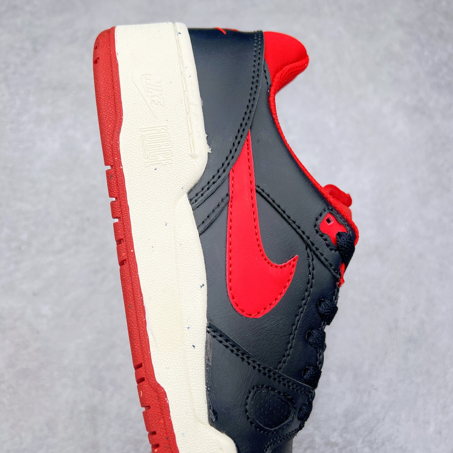 图片[6]-＃福利特价 NK Full Force Low 全力以赴系列中复古休闲运动文化篮球板鞋 复古风潮刮呀刮呀刮，鞋圈大厂们挖呀挖呀挖，感觉大家都有光明的未来！不过吧，这鞋款底蕴再怎么深，感觉也禁不住现在这挖法。所以除了单纯的老鞋复刻，大厂们也开发了不少新思路。估计绝大部分小伙伴，包括我在内，应该都没见过这款鞋。但莫名地，我总觉得这是不是一款古早时期的老鞋。毕竟这货，复古味实在太冲了！Full Force 选择采用全皮革鞋面，还有复杂框架➕纯白配色组合，复古氛围拿捏得十分精准。用作点缀的黑、红两色，也同样是 OG 气息拉满的存在。鞋舌标上的篮球 Logo，自带一种，富有年代感的独特辨识度。相当吸睛的，做旧中底➕红色外底组合，则是大大拉高了整鞋的潮流感。还有若隐若现，并不常见的凸印设计，给这鞋加了不少高级质感分。尺码：36 37.5 38 39 40 41 42 43 44 45-选品中心