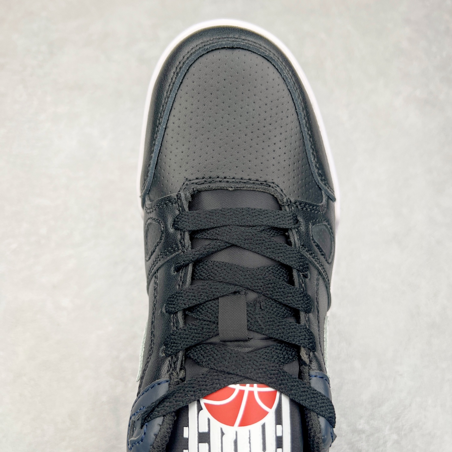 图片[4]-＃福利特价 NK Full Force Low 全力以赴系列中复古休闲运动文化篮球板鞋 复古风潮刮呀刮呀刮，鞋圈大厂们挖呀挖呀挖，感觉大家都有光明的未来！不过吧，这鞋款底蕴再怎么深，感觉也禁不住现在这挖法。所以除了单纯的老鞋复刻，大厂们也开发了不少新思路。估计绝大部分小伙伴，包括我在内，应该都没见过这款鞋。但莫名地，我总觉得这是不是一款古早时期的老鞋。毕竟这货，复古味实在太冲了！Full Force 选择采用全皮革鞋面，还有复杂框架➕纯白配色组合，复古氛围拿捏得十分精准。用作点缀的黑、红两色，也同样是 OG 气息拉满的存在。鞋舌标上的篮球 Logo，自带一种，富有年代感的独特辨识度。相当吸睛的，做旧中底➕红色外底组合，则是大大拉高了整鞋的潮流感。还有若隐若现，并不常见的凸印设计，给这鞋加了不少高级质感分。尺码：36 37.5 38 39 40 41 42 43 44 45-选品中心