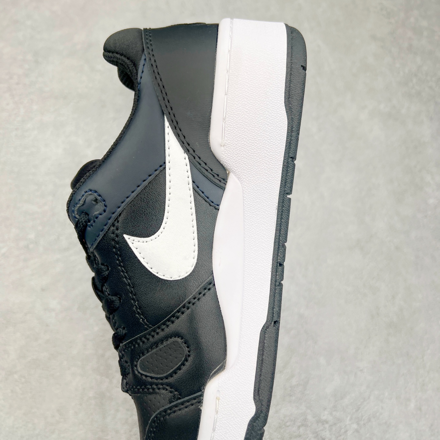 图片[7]-＃福利特价 NK Full Force Low 全力以赴系列中复古休闲运动文化篮球板鞋 复古风潮刮呀刮呀刮，鞋圈大厂们挖呀挖呀挖，感觉大家都有光明的未来！不过吧，这鞋款底蕴再怎么深，感觉也禁不住现在这挖法。所以除了单纯的老鞋复刻，大厂们也开发了不少新思路。估计绝大部分小伙伴，包括我在内，应该都没见过这款鞋。但莫名地，我总觉得这是不是一款古早时期的老鞋。毕竟这货，复古味实在太冲了！Full Force 选择采用全皮革鞋面，还有复杂框架➕纯白配色组合，复古氛围拿捏得十分精准。用作点缀的黑、红两色，也同样是 OG 气息拉满的存在。鞋舌标上的篮球 Logo，自带一种，富有年代感的独特辨识度。相当吸睛的，做旧中底➕红色外底组合，则是大大拉高了整鞋的潮流感。还有若隐若现，并不常见的凸印设计，给这鞋加了不少高级质感分。尺码：36 37.5 38 39 40 41 42 43 44 45-选品中心