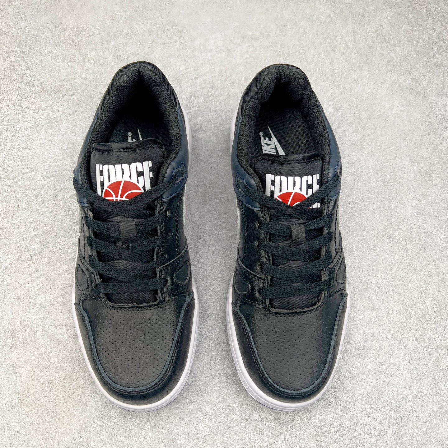 图片[2]-＃福利特价 NK Full Force Low 全力以赴系列中复古休闲运动文化篮球板鞋 复古风潮刮呀刮呀刮，鞋圈大厂们挖呀挖呀挖，感觉大家都有光明的未来！不过吧，这鞋款底蕴再怎么深，感觉也禁不住现在这挖法。所以除了单纯的老鞋复刻，大厂们也开发了不少新思路。估计绝大部分小伙伴，包括我在内，应该都没见过这款鞋。但莫名地，我总觉得这是不是一款古早时期的老鞋。毕竟这货，复古味实在太冲了！Full Force 选择采用全皮革鞋面，还有复杂框架➕纯白配色组合，复古氛围拿捏得十分精准。用作点缀的黑、红两色，也同样是 OG 气息拉满的存在。鞋舌标上的篮球 Logo，自带一种，富有年代感的独特辨识度。相当吸睛的，做旧中底➕红色外底组合，则是大大拉高了整鞋的潮流感。还有若隐若现，并不常见的凸印设计，给这鞋加了不少高级质感分。尺码：36 37.5 38 39 40 41 42 43 44 45-选品中心