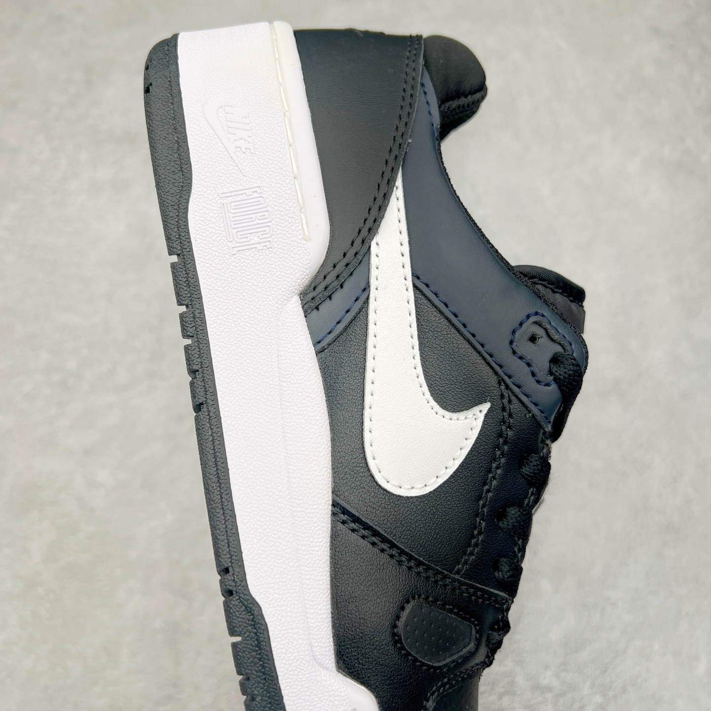 图片[6]-＃福利特价 NK Full Force Low 全力以赴系列中复古休闲运动文化篮球板鞋 复古风潮刮呀刮呀刮，鞋圈大厂们挖呀挖呀挖，感觉大家都有光明的未来！不过吧，这鞋款底蕴再怎么深，感觉也禁不住现在这挖法。所以除了单纯的老鞋复刻，大厂们也开发了不少新思路。估计绝大部分小伙伴，包括我在内，应该都没见过这款鞋。但莫名地，我总觉得这是不是一款古早时期的老鞋。毕竟这货，复古味实在太冲了！Full Force 选择采用全皮革鞋面，还有复杂框架➕纯白配色组合，复古氛围拿捏得十分精准。用作点缀的黑、红两色，也同样是 OG 气息拉满的存在。鞋舌标上的篮球 Logo，自带一种，富有年代感的独特辨识度。相当吸睛的，做旧中底➕红色外底组合，则是大大拉高了整鞋的潮流感。还有若隐若现，并不常见的凸印设计，给这鞋加了不少高级质感分。尺码：36 37.5 38 39 40 41 42 43 44 45-选品中心