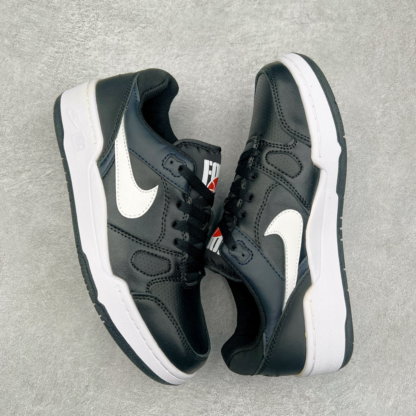 图片[3]-＃福利特价 NK Full Force Low 全力以赴系列中复古休闲运动文化篮球板鞋 复古风潮刮呀刮呀刮，鞋圈大厂们挖呀挖呀挖，感觉大家都有光明的未来！不过吧，这鞋款底蕴再怎么深，感觉也禁不住现在这挖法。所以除了单纯的老鞋复刻，大厂们也开发了不少新思路。估计绝大部分小伙伴，包括我在内，应该都没见过这款鞋。但莫名地，我总觉得这是不是一款古早时期的老鞋。毕竟这货，复古味实在太冲了！Full Force 选择采用全皮革鞋面，还有复杂框架➕纯白配色组合，复古氛围拿捏得十分精准。用作点缀的黑、红两色，也同样是 OG 气息拉满的存在。鞋舌标上的篮球 Logo，自带一种，富有年代感的独特辨识度。相当吸睛的，做旧中底➕红色外底组合，则是大大拉高了整鞋的潮流感。还有若隐若现，并不常见的凸印设计，给这鞋加了不少高级质感分。尺码：36 37.5 38 39 40 41 42 43 44 45-选品中心