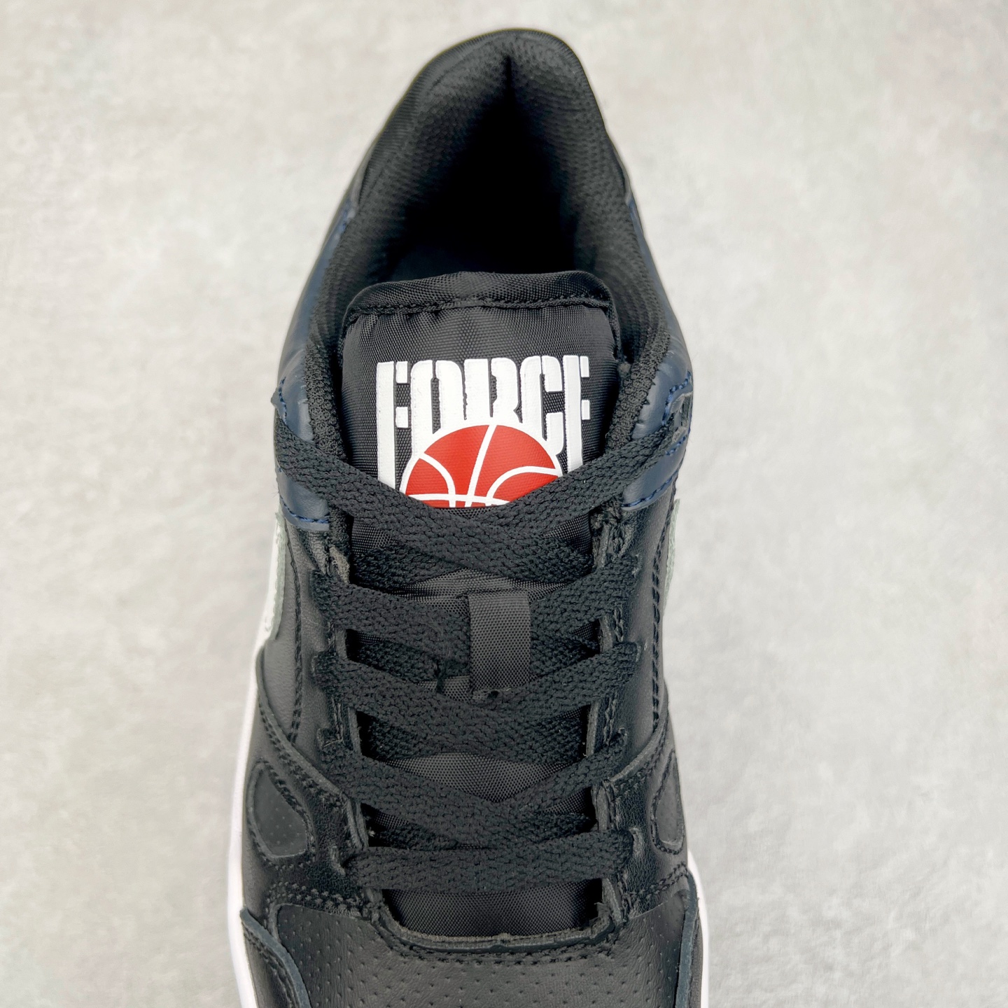 图片[5]-＃福利特价 NK Full Force Low 全力以赴系列中复古休闲运动文化篮球板鞋 复古风潮刮呀刮呀刮，鞋圈大厂们挖呀挖呀挖，感觉大家都有光明的未来！不过吧，这鞋款底蕴再怎么深，感觉也禁不住现在这挖法。所以除了单纯的老鞋复刻，大厂们也开发了不少新思路。估计绝大部分小伙伴，包括我在内，应该都没见过这款鞋。但莫名地，我总觉得这是不是一款古早时期的老鞋。毕竟这货，复古味实在太冲了！Full Force 选择采用全皮革鞋面，还有复杂框架➕纯白配色组合，复古氛围拿捏得十分精准。用作点缀的黑、红两色，也同样是 OG 气息拉满的存在。鞋舌标上的篮球 Logo，自带一种，富有年代感的独特辨识度。相当吸睛的，做旧中底➕红色外底组合，则是大大拉高了整鞋的潮流感。还有若隐若现，并不常见的凸印设计，给这鞋加了不少高级质感分。尺码：36 37.5 38 39 40 41 42 43 44 45-选品中心