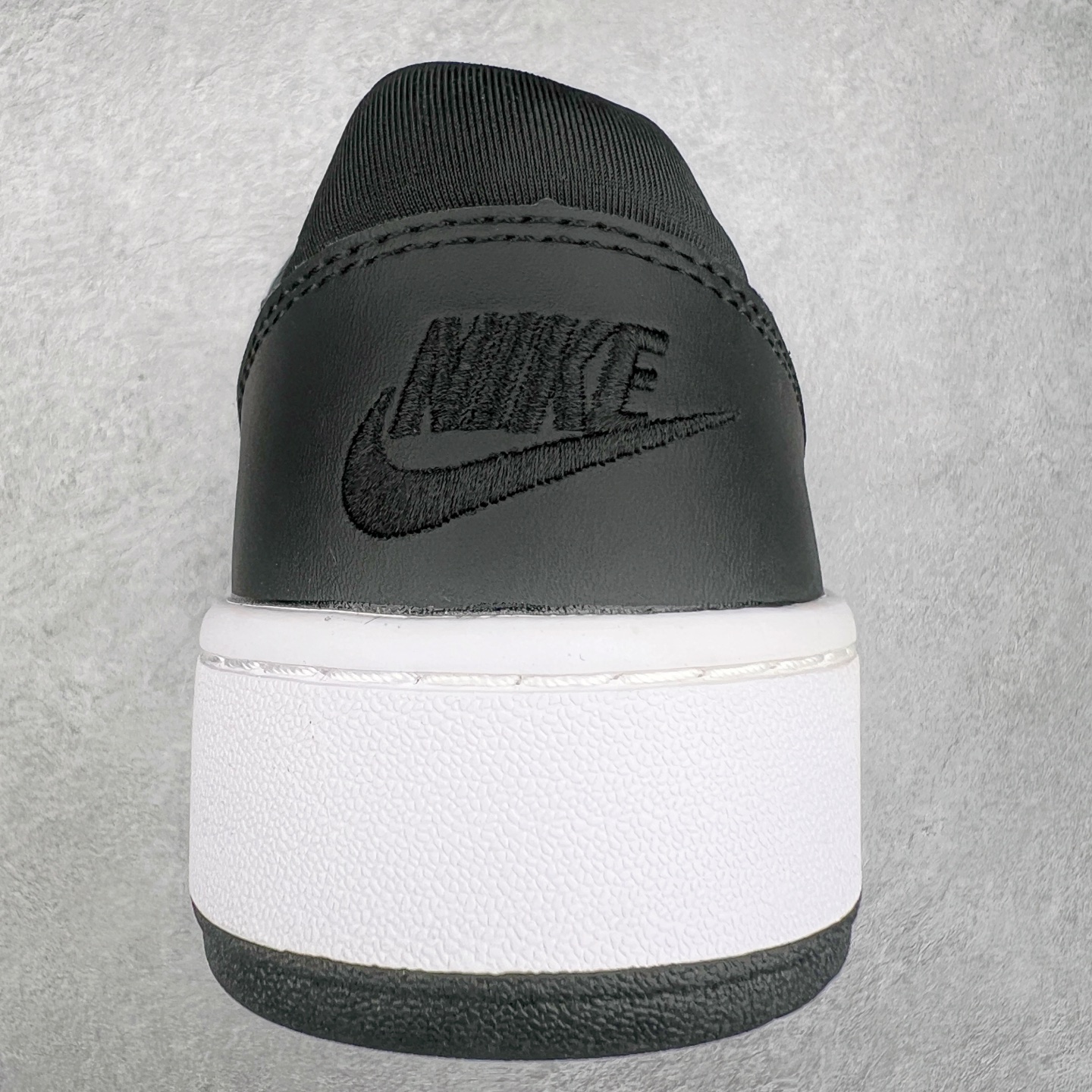 图片[8]-＃福利特价 NK Full Force Low 全力以赴系列中复古休闲运动文化篮球板鞋 复古风潮刮呀刮呀刮，鞋圈大厂们挖呀挖呀挖，感觉大家都有光明的未来！不过吧，这鞋款底蕴再怎么深，感觉也禁不住现在这挖法。所以除了单纯的老鞋复刻，大厂们也开发了不少新思路。估计绝大部分小伙伴，包括我在内，应该都没见过这款鞋。但莫名地，我总觉得这是不是一款古早时期的老鞋。毕竟这货，复古味实在太冲了！Full Force 选择采用全皮革鞋面，还有复杂框架➕纯白配色组合，复古氛围拿捏得十分精准。用作点缀的黑、红两色，也同样是 OG 气息拉满的存在。鞋舌标上的篮球 Logo，自带一种，富有年代感的独特辨识度。相当吸睛的，做旧中底➕红色外底组合，则是大大拉高了整鞋的潮流感。还有若隐若现，并不常见的凸印设计，给这鞋加了不少高级质感分。尺码：36 37.5 38 39 40 41 42 43 44 45-选品中心