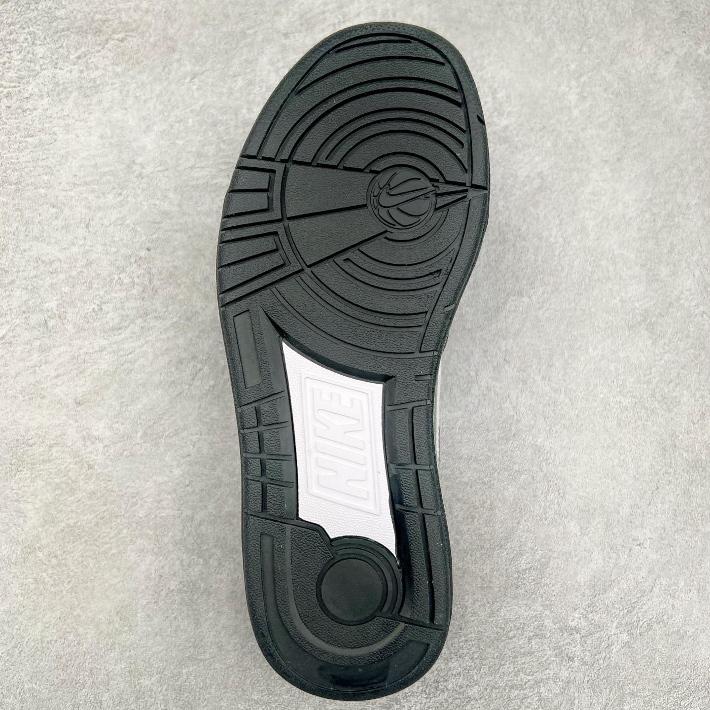 图片[9]-＃福利特价 NK Full Force Low 全力以赴系列中复古休闲运动文化篮球板鞋 复古风潮刮呀刮呀刮，鞋圈大厂们挖呀挖呀挖，感觉大家都有光明的未来！不过吧，这鞋款底蕴再怎么深，感觉也禁不住现在这挖法。所以除了单纯的老鞋复刻，大厂们也开发了不少新思路。估计绝大部分小伙伴，包括我在内，应该都没见过这款鞋。但莫名地，我总觉得这是不是一款古早时期的老鞋。毕竟这货，复古味实在太冲了！Full Force 选择采用全皮革鞋面，还有复杂框架➕纯白配色组合，复古氛围拿捏得十分精准。用作点缀的黑、红两色，也同样是 OG 气息拉满的存在。鞋舌标上的篮球 Logo，自带一种，富有年代感的独特辨识度。相当吸睛的，做旧中底➕红色外底组合，则是大大拉高了整鞋的潮流感。还有若隐若现，并不常见的凸印设计，给这鞋加了不少高级质感分。尺码：36 37.5 38 39 40 41 42 43 44 45-选品中心